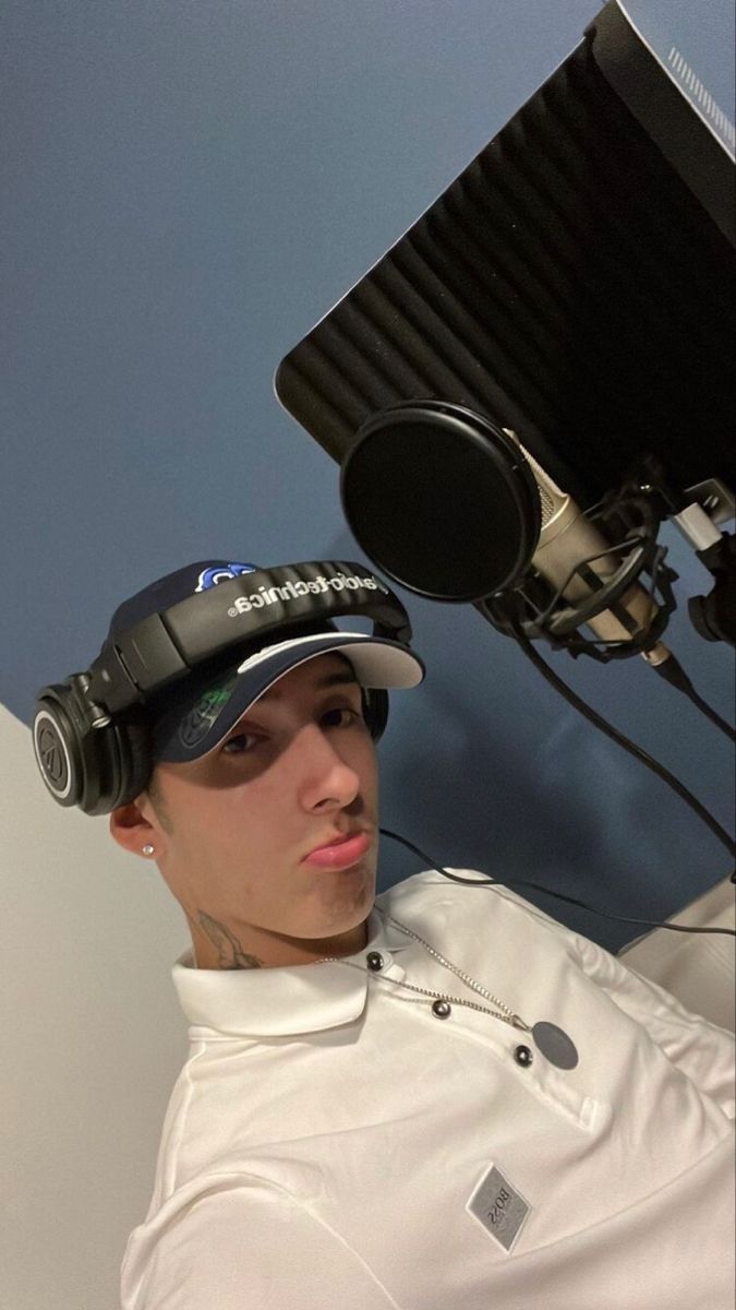 Pin en pailita. Singer, Famous, Captain hat