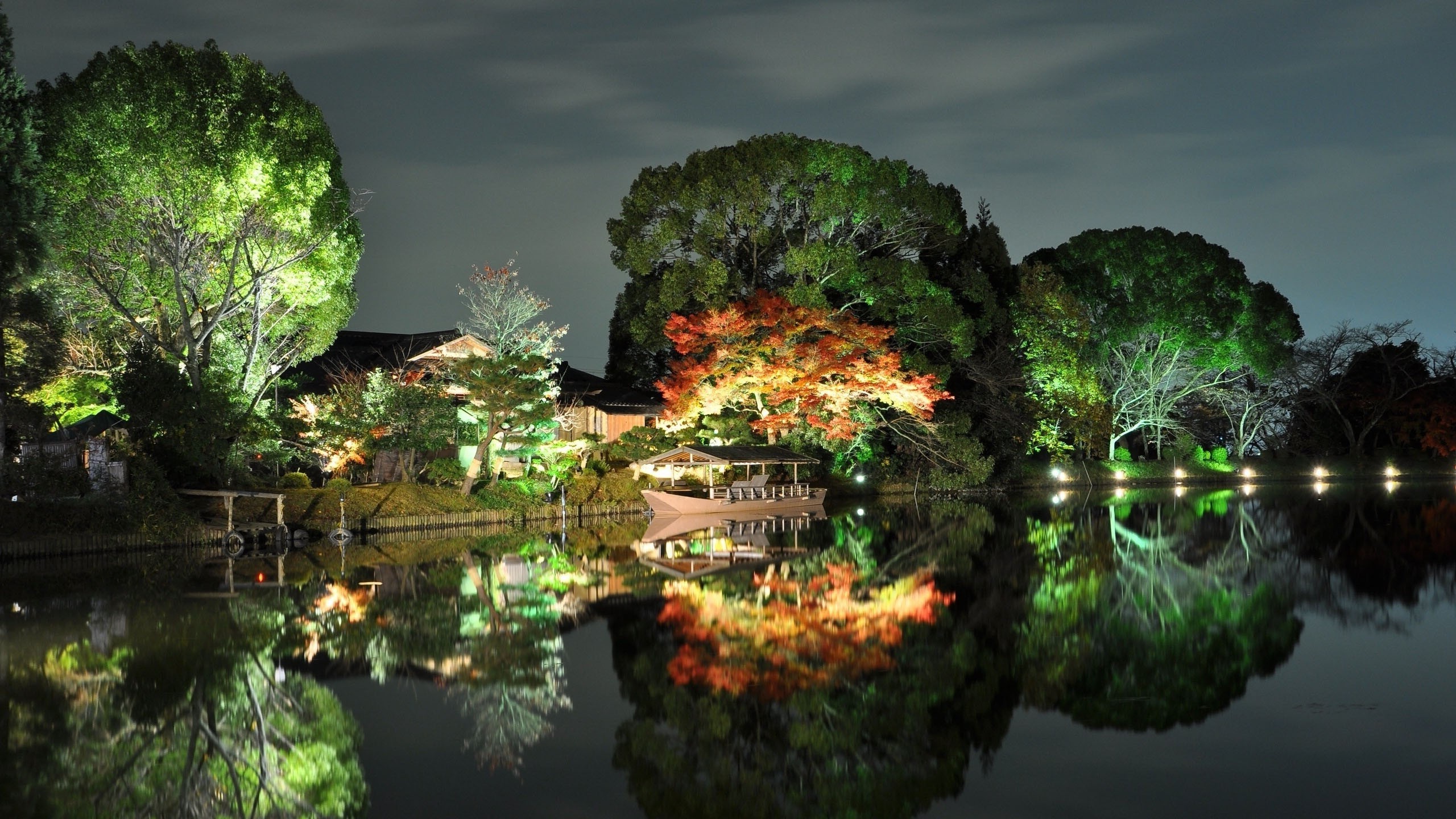Wallpaper, night, water, nature, reflection, sky, evening, river, pond, Bank, tree, leaf, plant, watercourse, vegetation, bayou, 2560x1440 px, computer wallpaper, landscape lighting 2560x1440