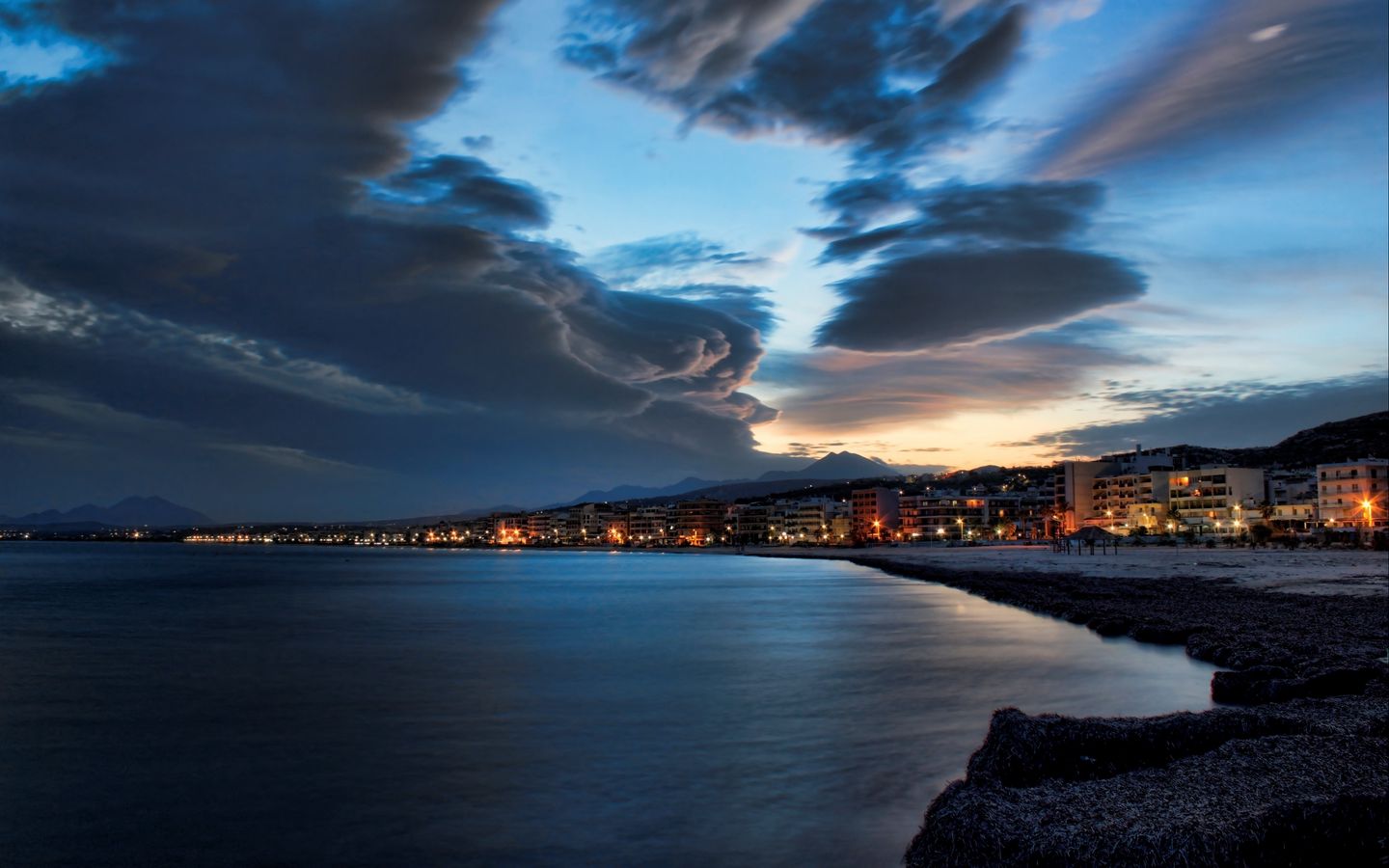 Download wallpaper 1440x900 evening, beach, city, sky, sea widescreen 16:10 HD background