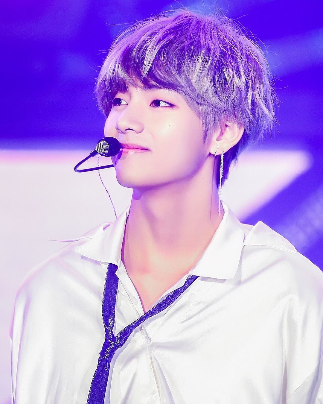 Bts V HD Light Wallpaper Download
