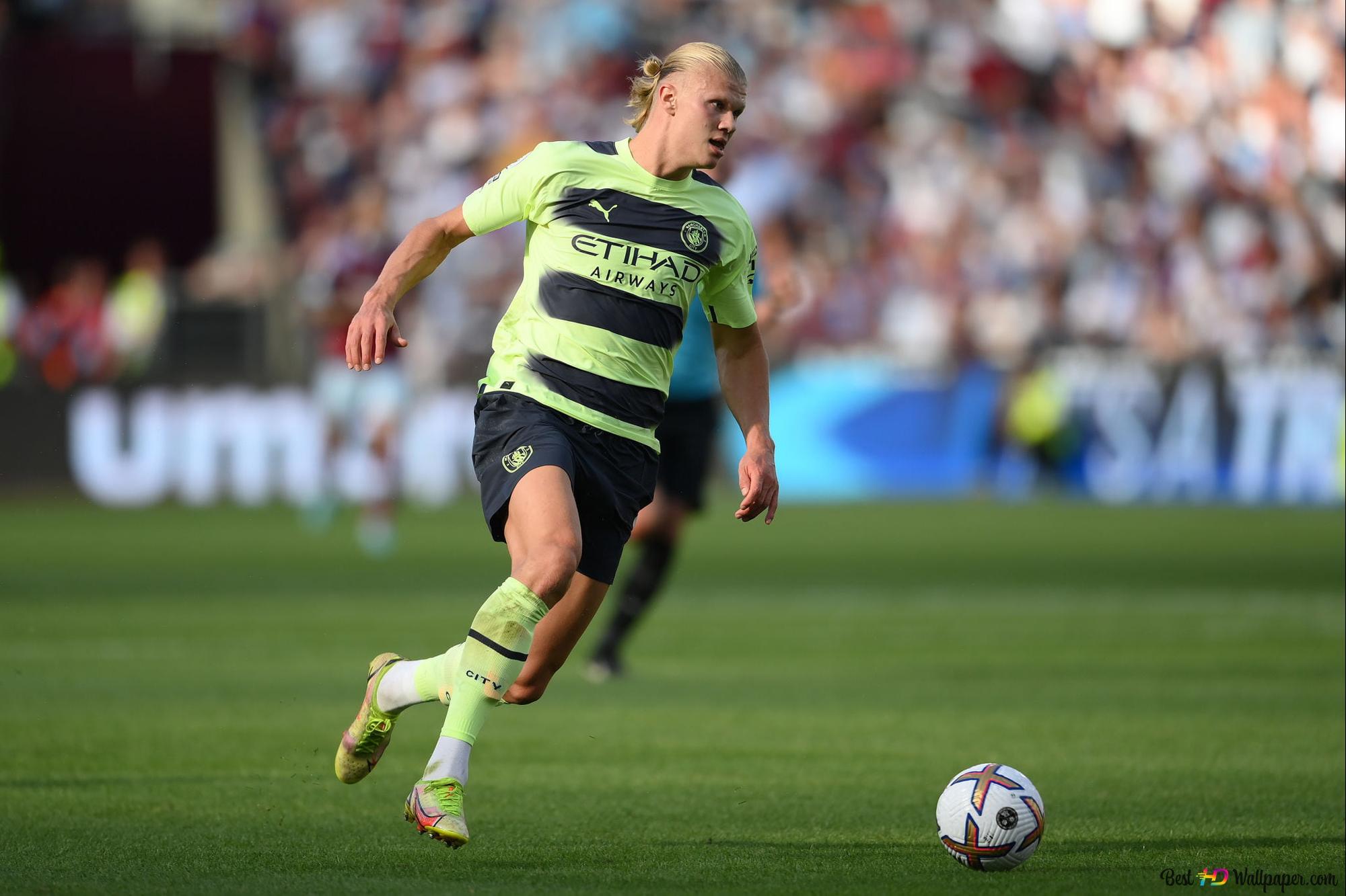 Manchester City striker Erling Haaland dribbles at the stadium 2K wallpaper download