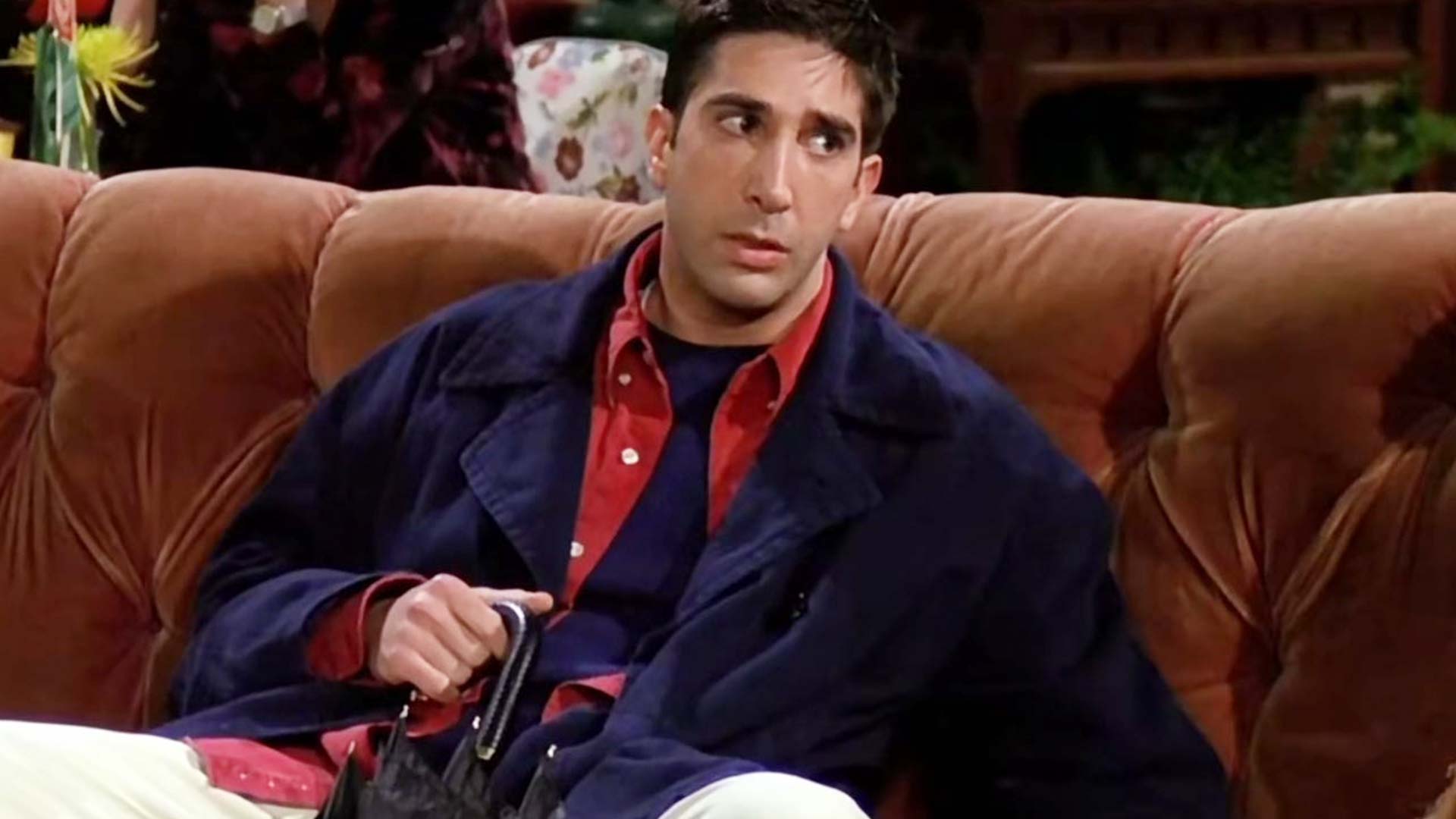 Here's how to wear an effortless shirt look like Ross Geller in Friends in Netflix