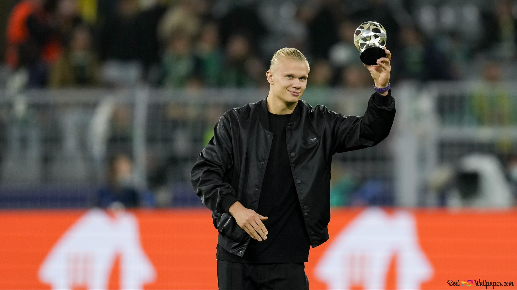 Manchester City young forward Erling Haaland poses at the stadium holding the trophy 4K wallpaper download