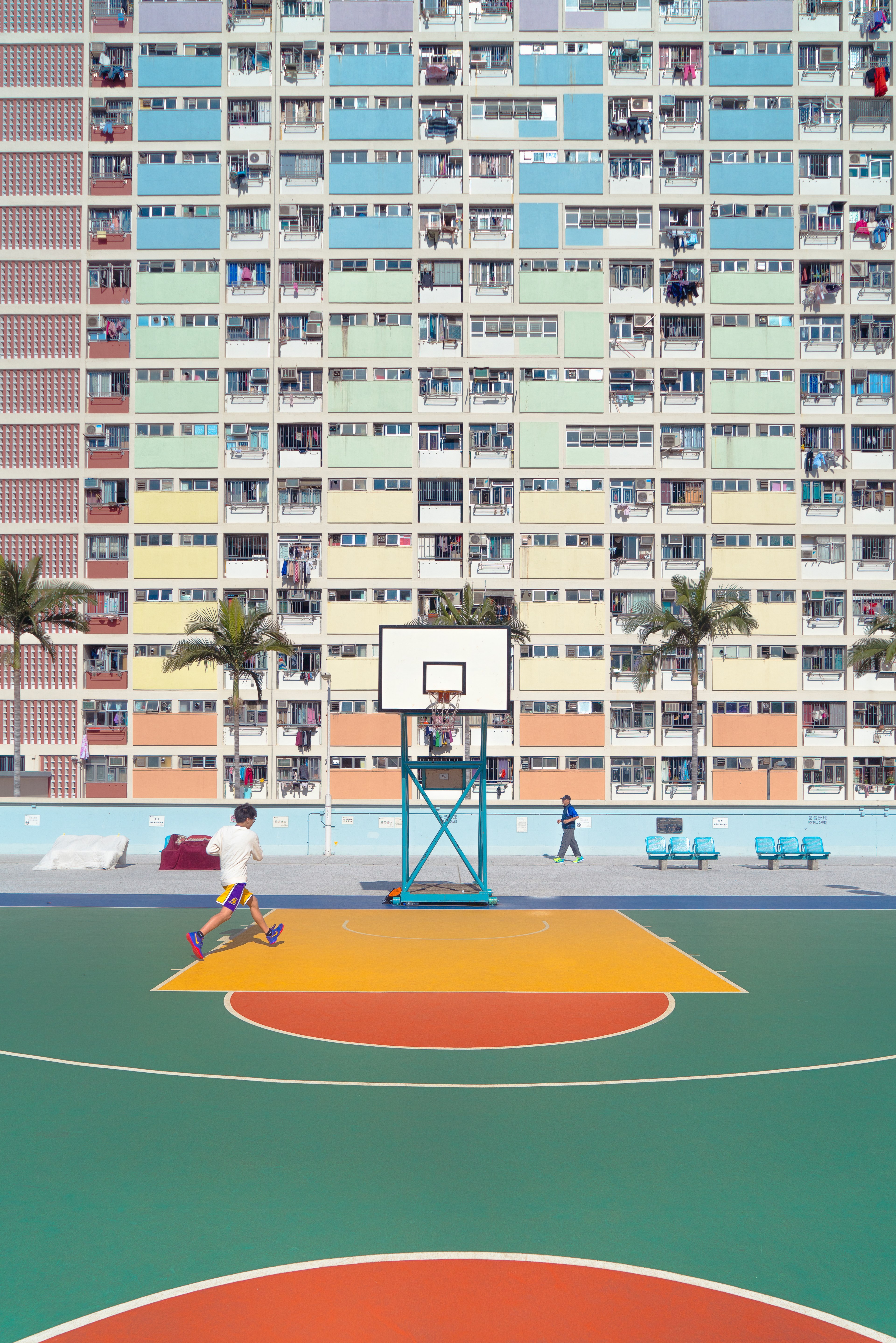 Wallpaper / a colorful basketball court near a large apartment building near choi hung station, outdoor basketball court 4k wallpaper free download