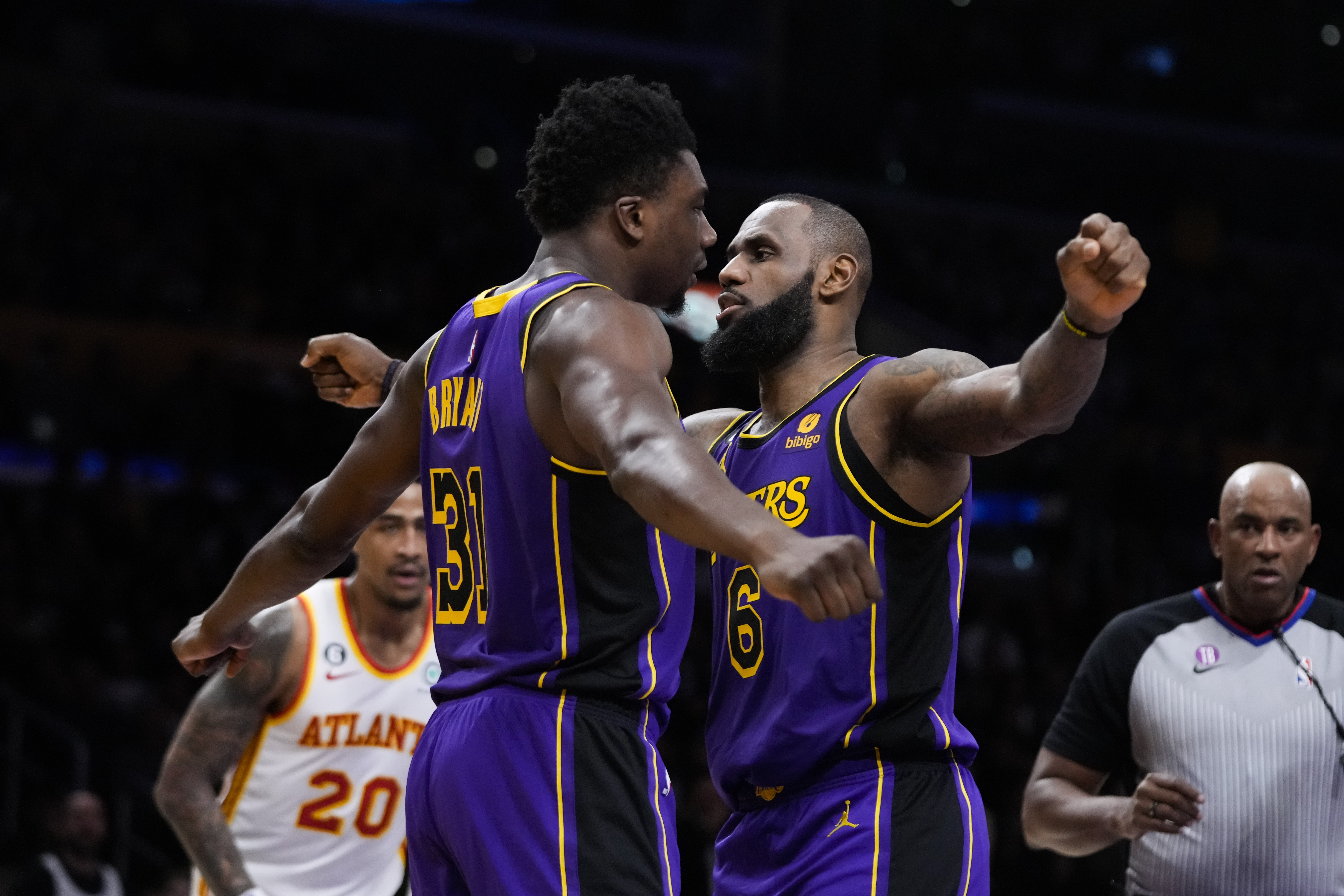 LeBron Leads Lakers Past Hawks 130 114 For 4th Straight Win