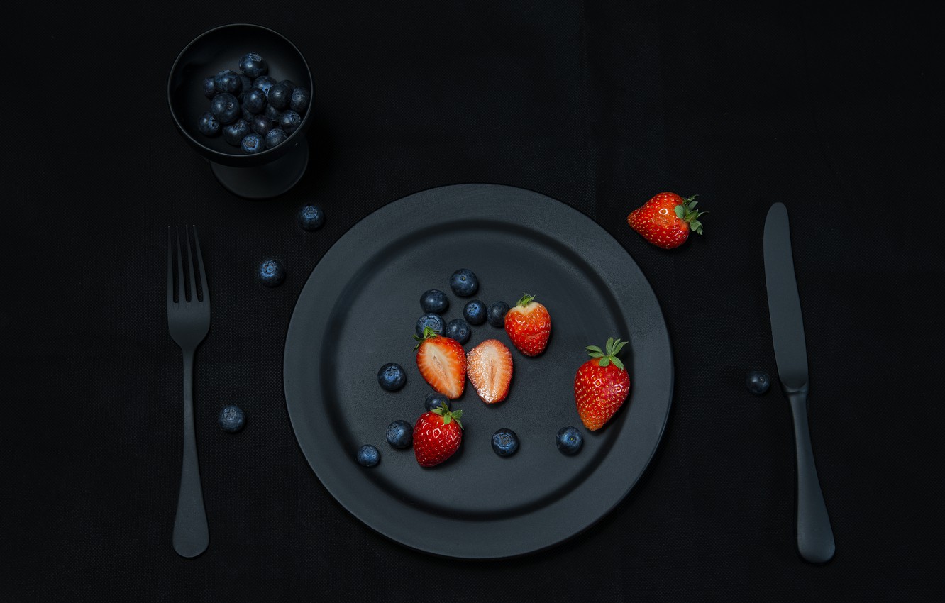 Wallpaper berries, food, blueberries, strawberry, plate, knife, fruit, plug, black, black background, sweet, strawberry, blueberry, blueberries, berries image for desktop, section еда