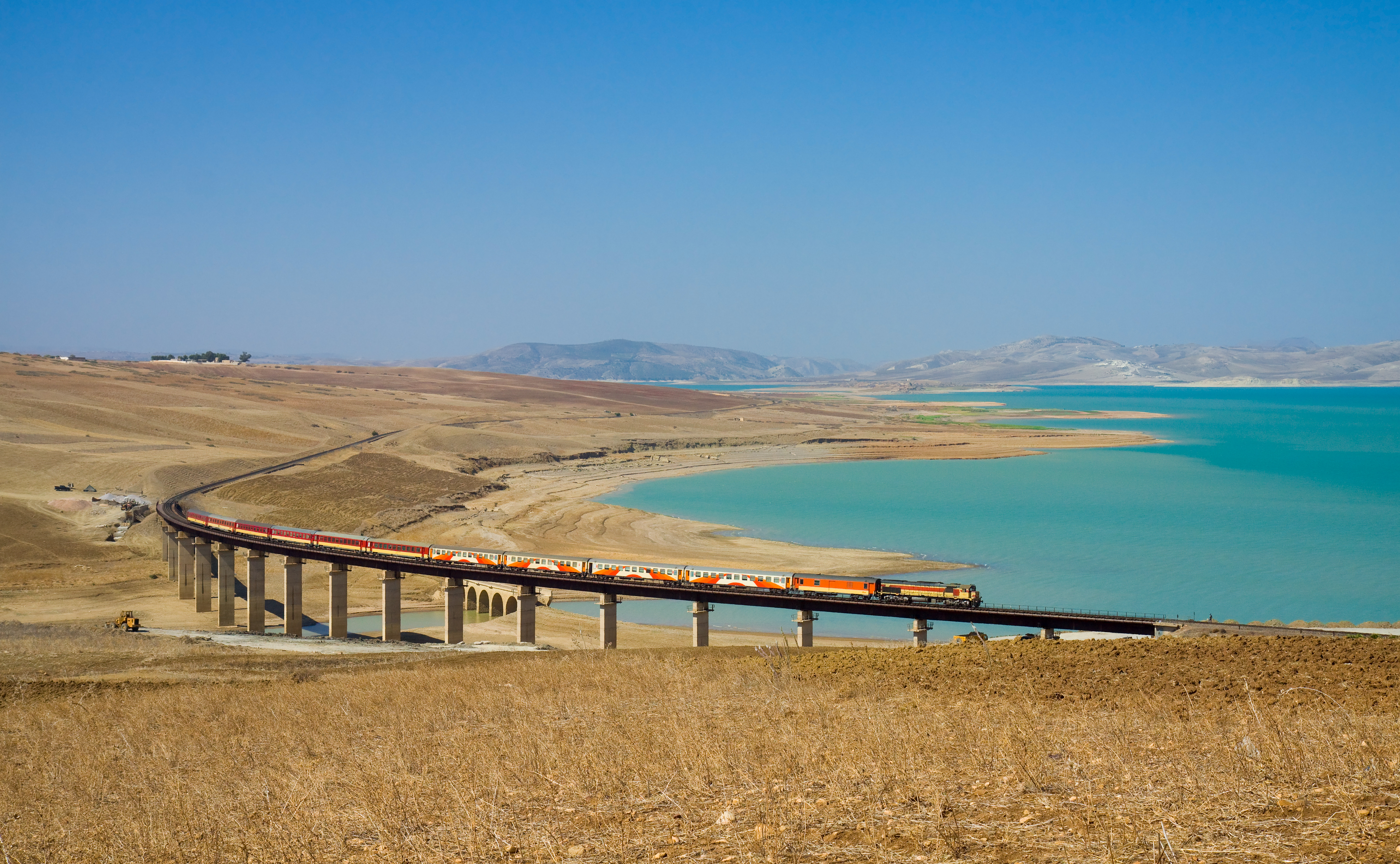 ONCF DH 370 with a Casablanca train at the Barrage Idriss