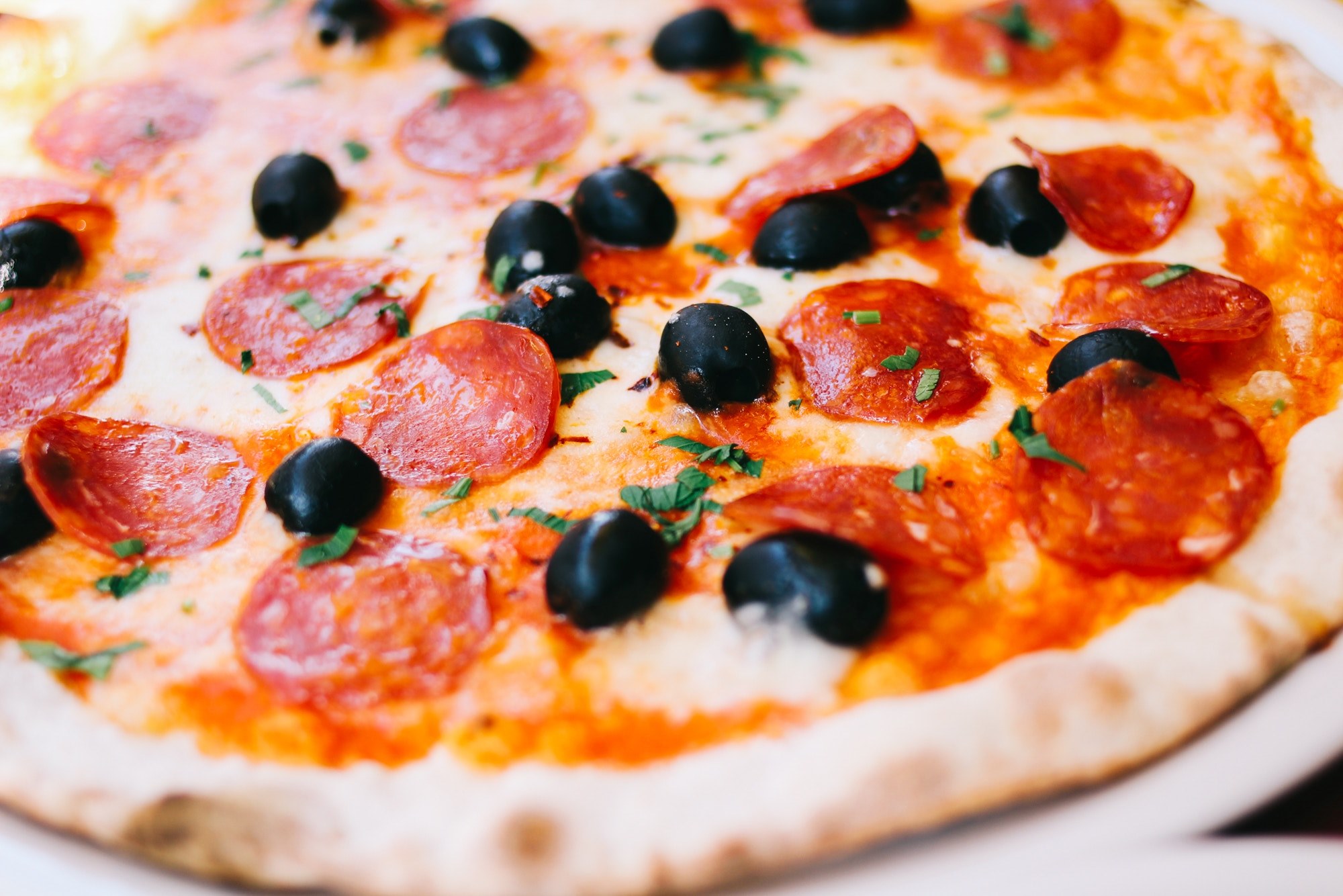 Wallpaper / fresh italian pizza with cheese olives and pepperoni, pepperoni and olive pizza 4k wallpaper free download