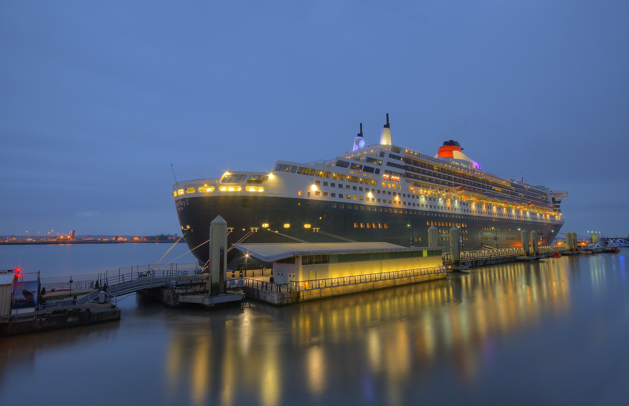 RMS Queen Mary 2 in Liverpool, UK HD wallpaper