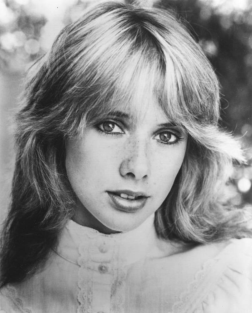 Download Young Rosanna Arquette Close Up Angle Shot Wallpaper