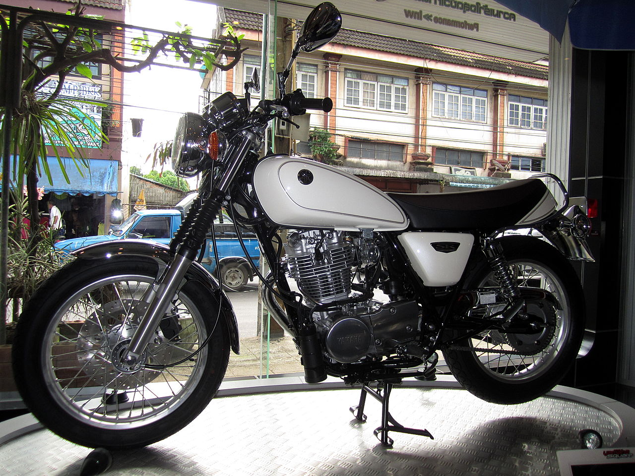 Yamaha SR400