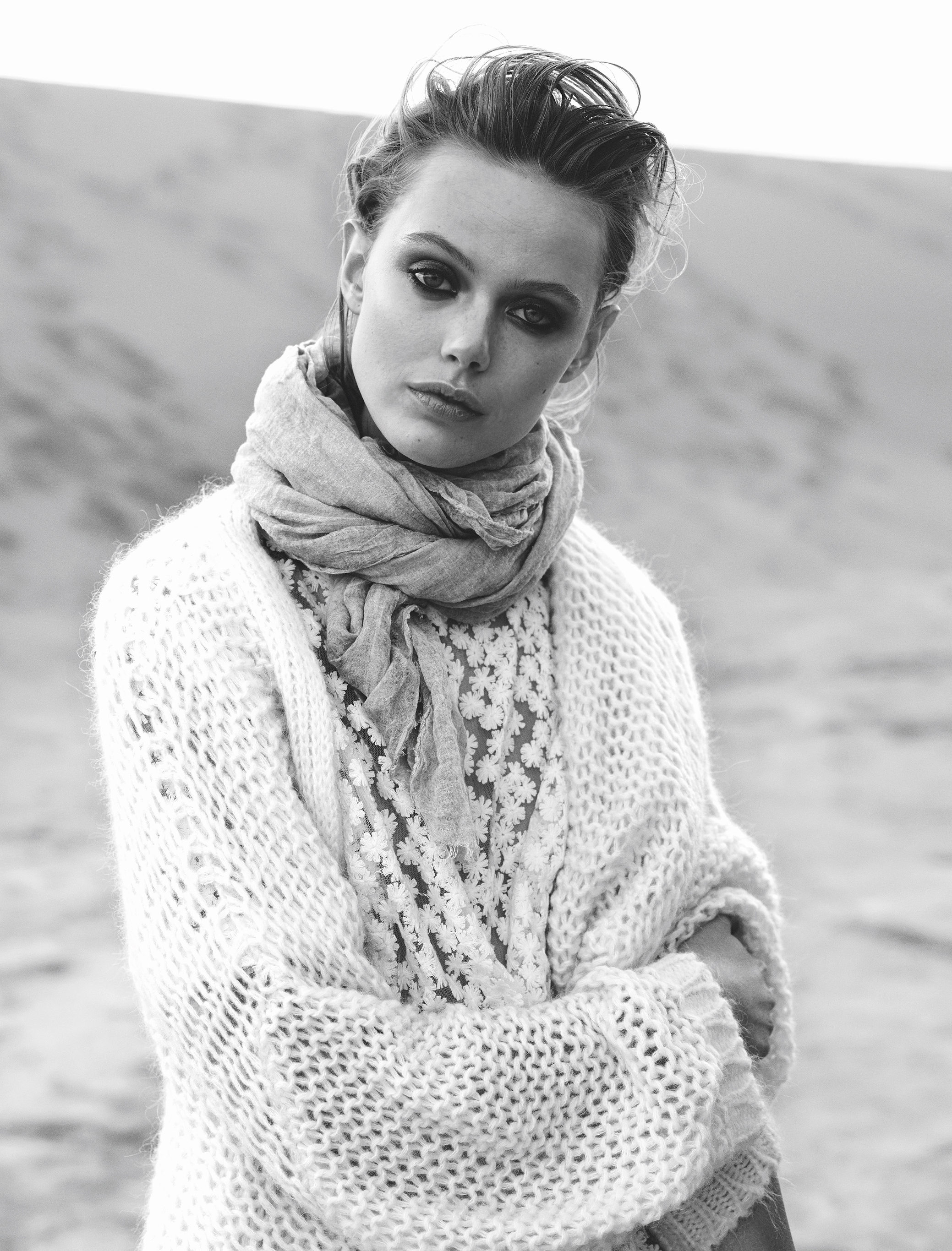 Wallpaper, Frida Gustavsson, model, monochrome, women outdoors, looking at viewer 2078x2732