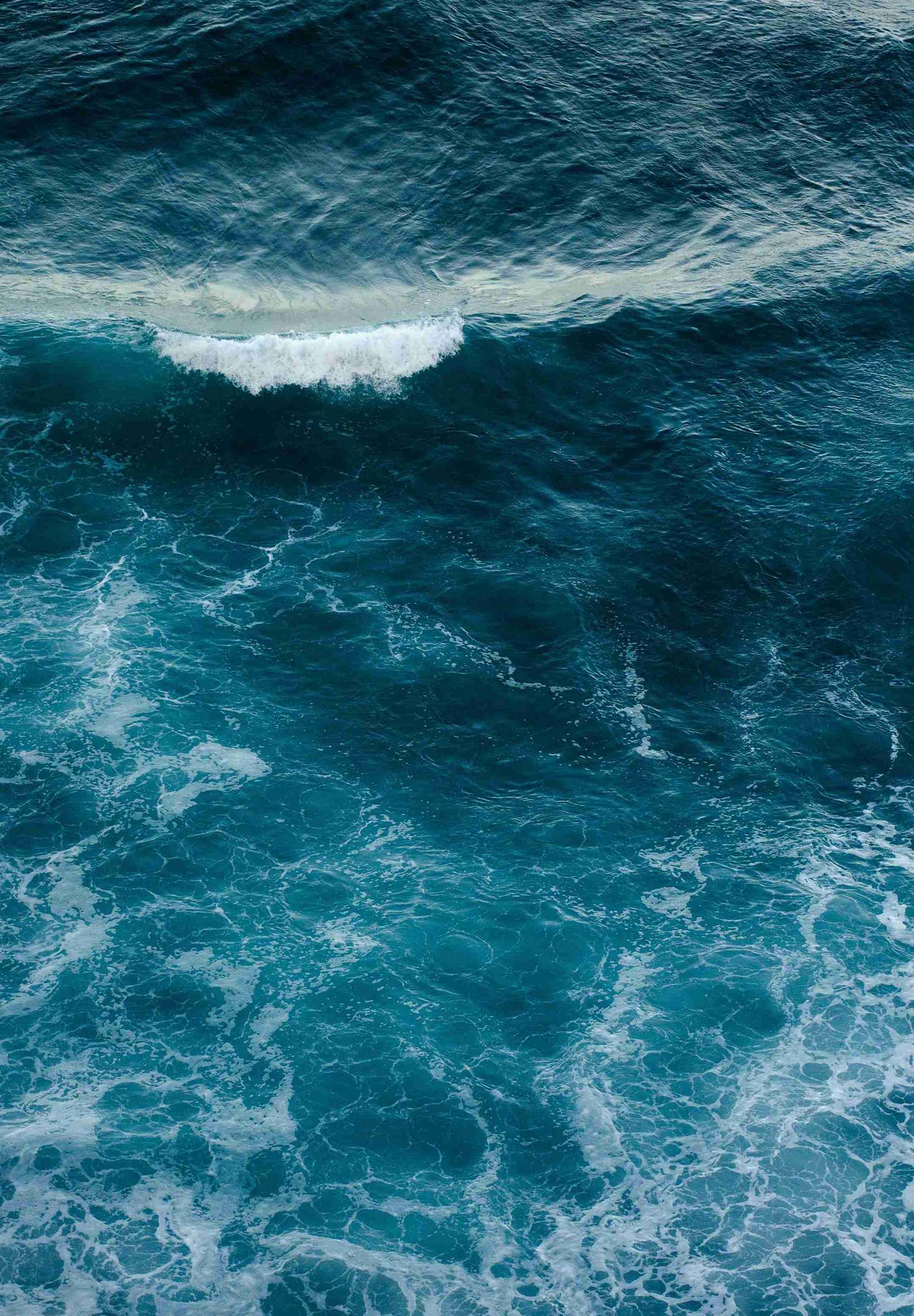 4K Ocean waves iPad Wallpaper