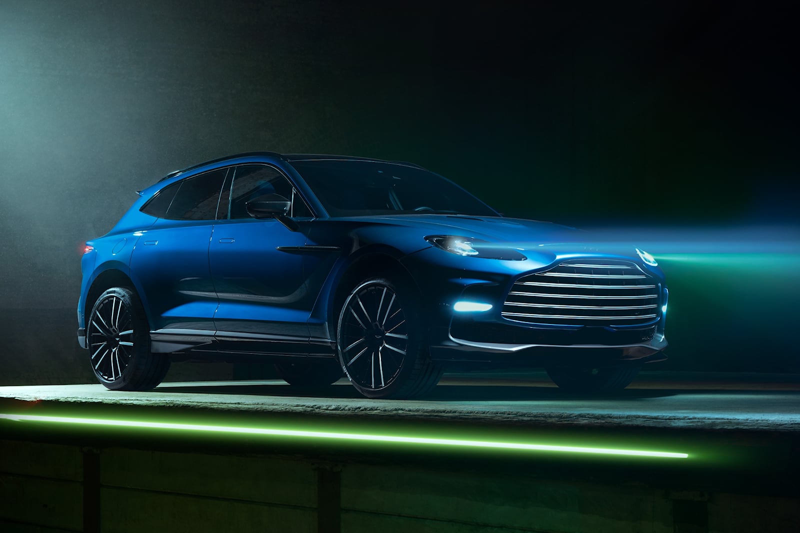 2023 Aston Martin DBX707 Exterior Colors & Dimensions: Length, Width, Tires