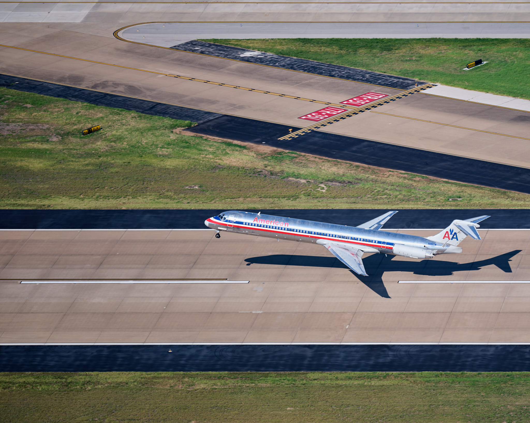 American Airlines MD 80