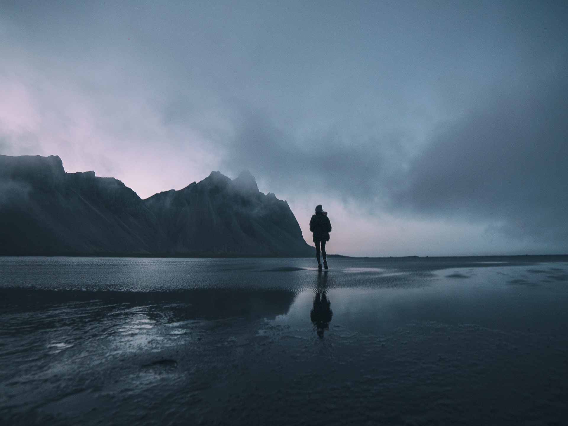 Wallpaper 4k mountain, people, ocean, shore, walk, loneliness 4k Wallpaper