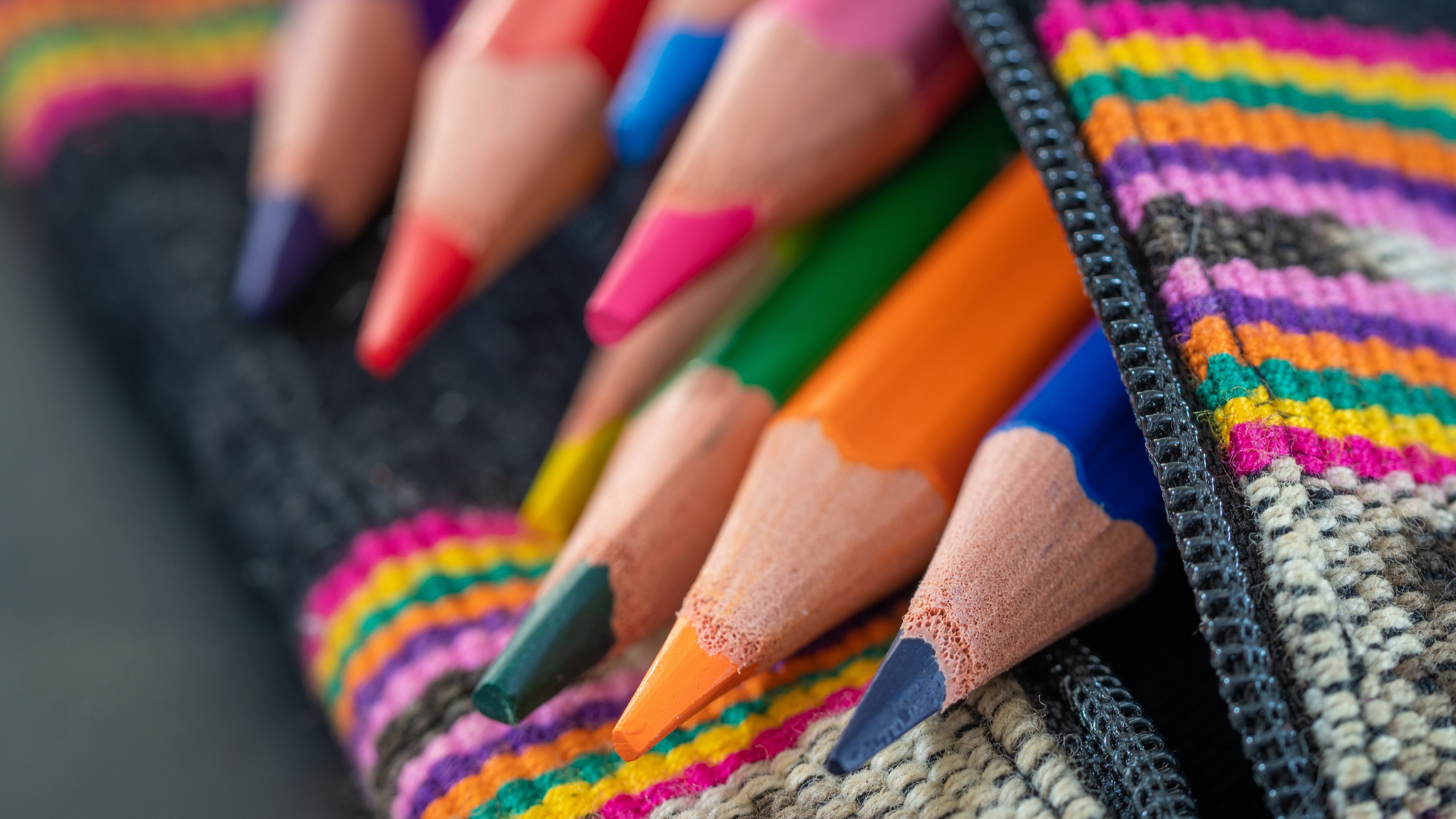 Sharp sharpened pencils in a pencil case Desktop wallpaper 1280x1024