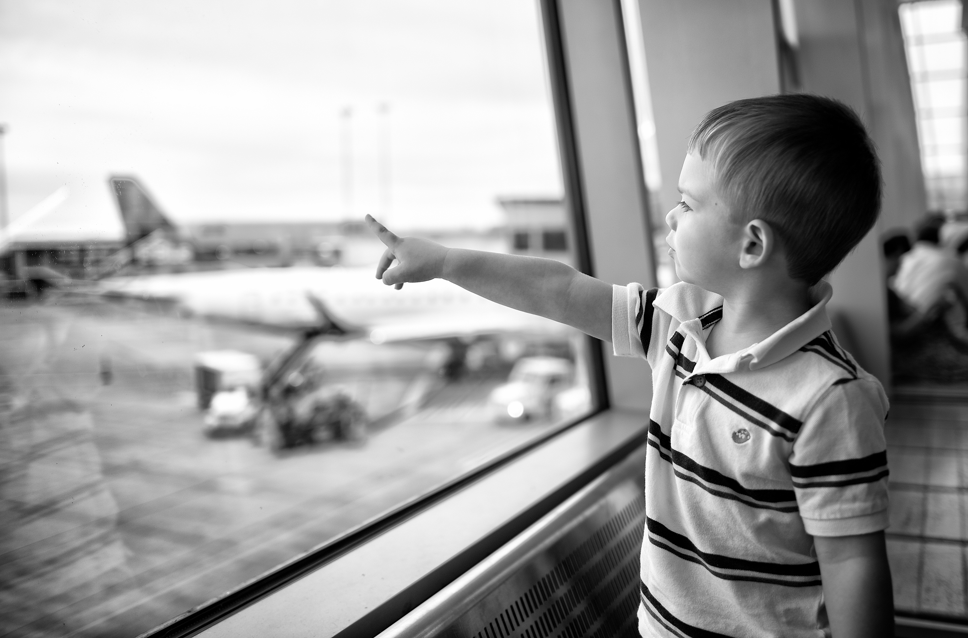 Wallpaper, Logan, Boston, candid, Nikon, d750, 28mm, f18, airport, child, plane, indoors, trip, terminal, curious, black, white 3200x2109