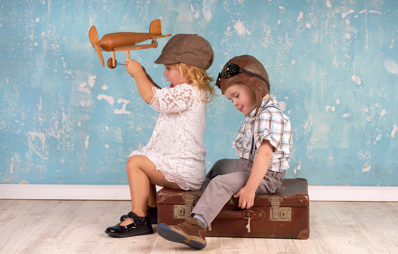 Wallpaper children, the plane, toy, the game, boy, girl, helmet, cap, suitcase, girl, game, friends, toy, boy, plane, cap image for desktop, section настроения