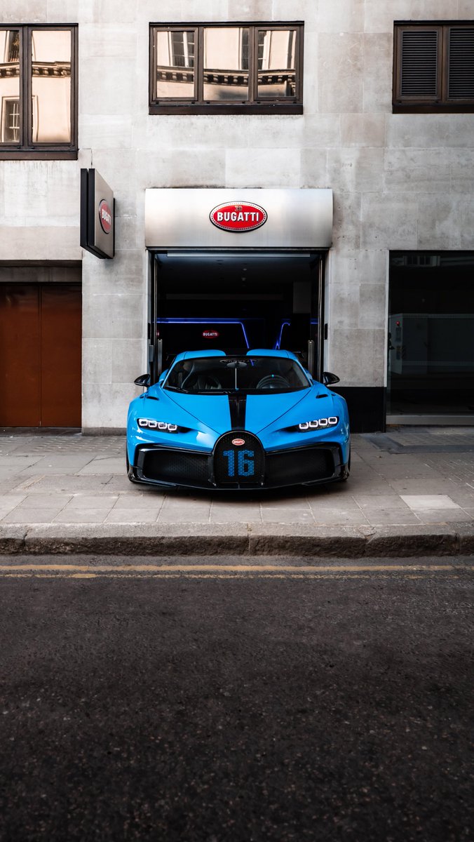 Motor Magnet #Wallpaper of the Bugatti Chiron Pur Sport around Paris