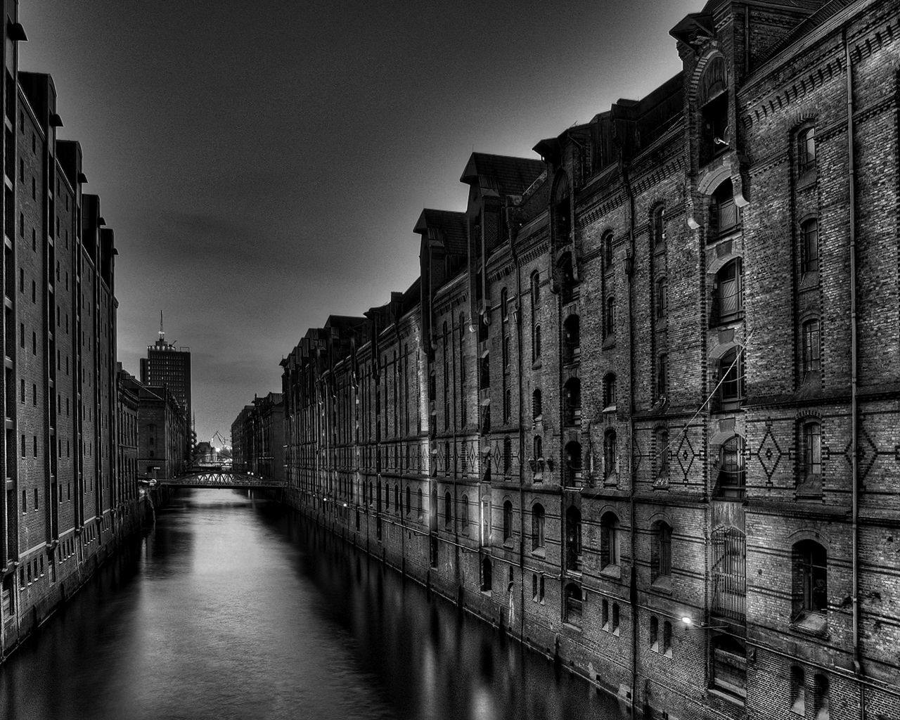 Download wallpaper 1280x1024 black white, building, tall, river, bridge, night standard 5:4 HD background