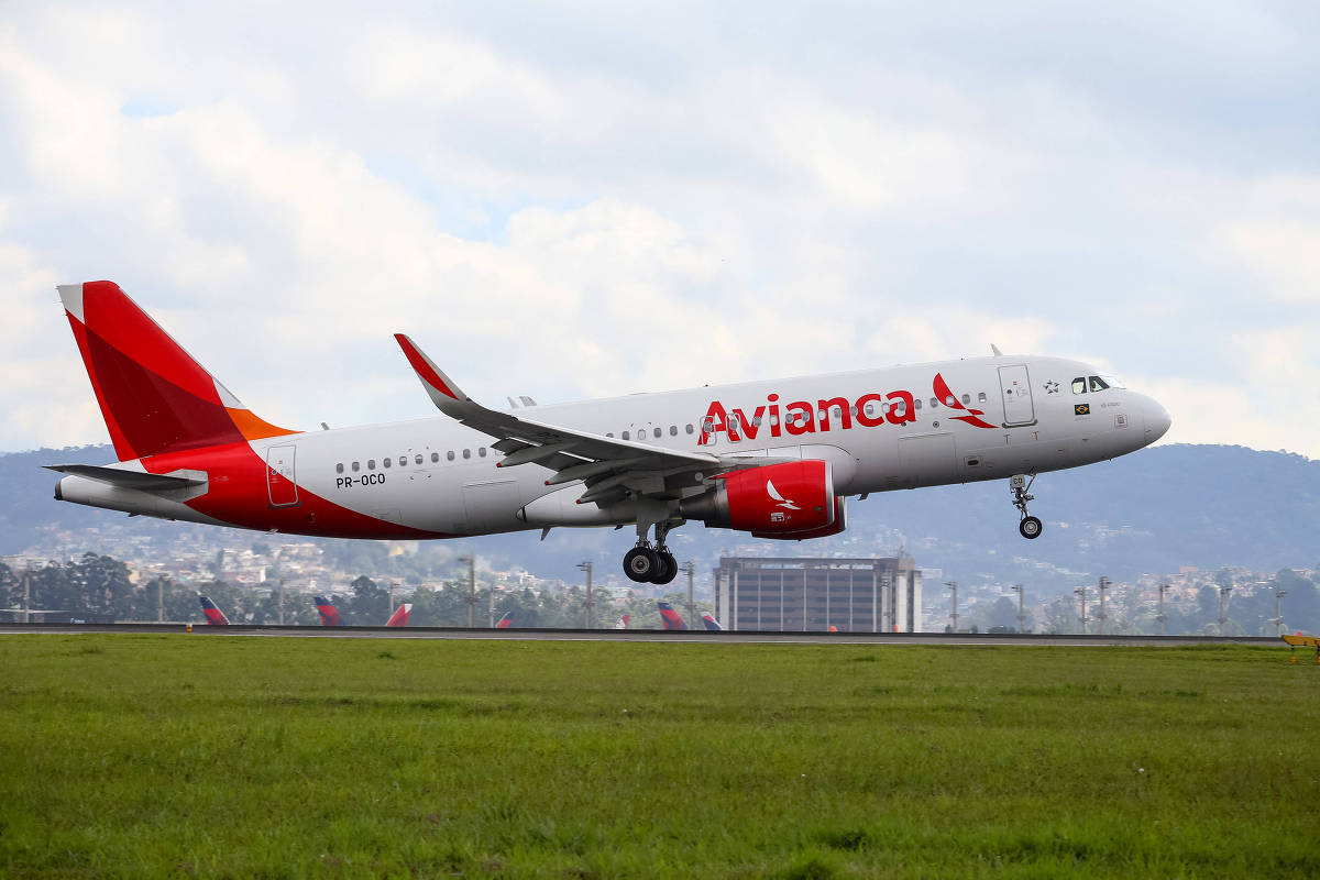 Download Flying Avianca Airbus A320 Aircraft During Take Off Wallpaper