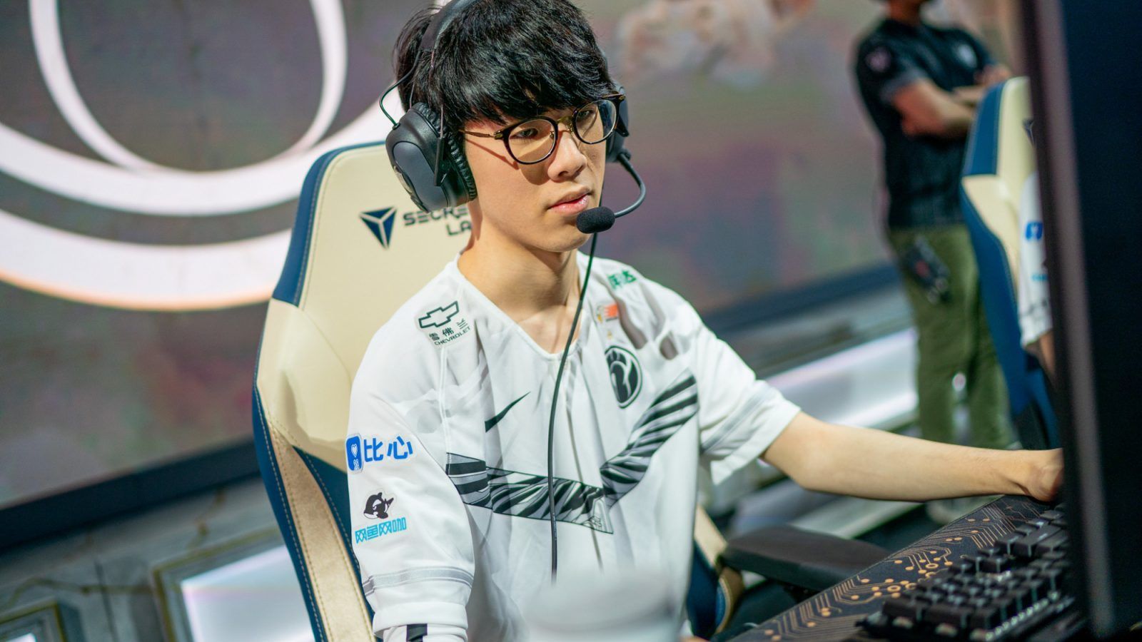 TheShy doesn't shy away from a 1v4 against Suning