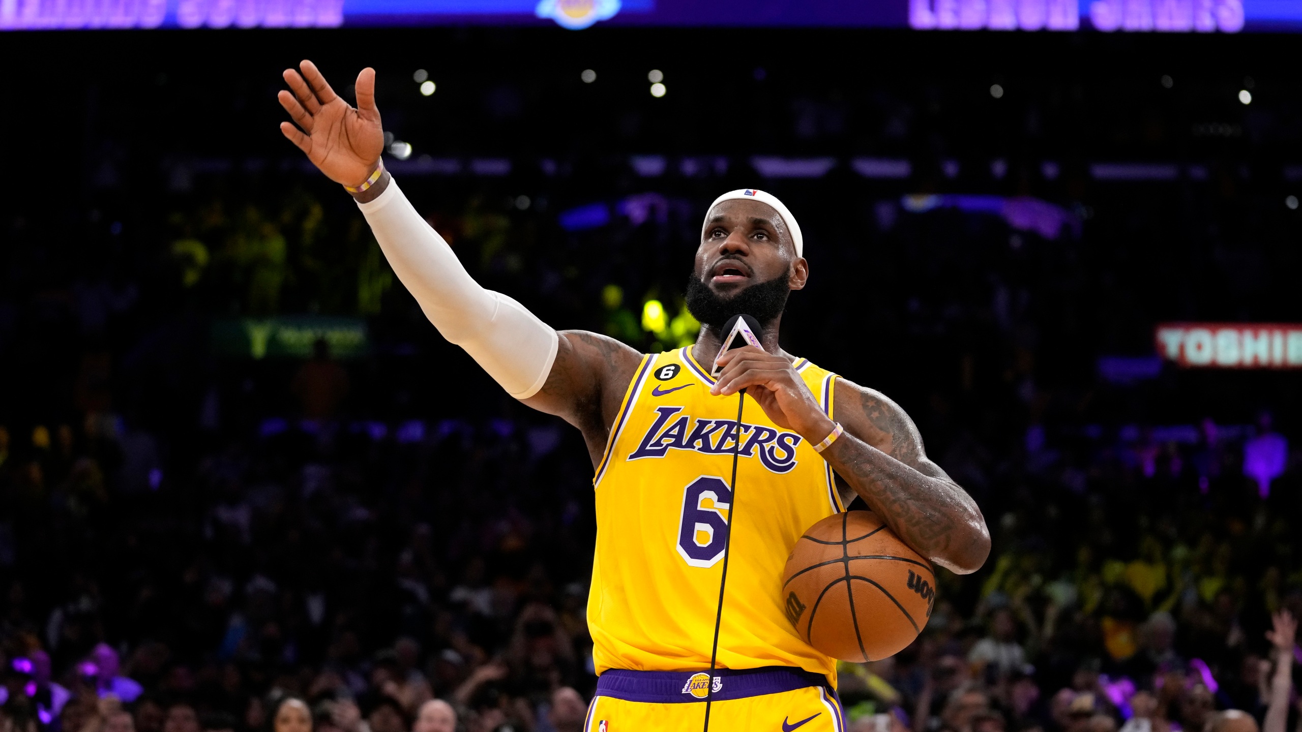 LeBron sits out 1st game after setting NBA scoring record