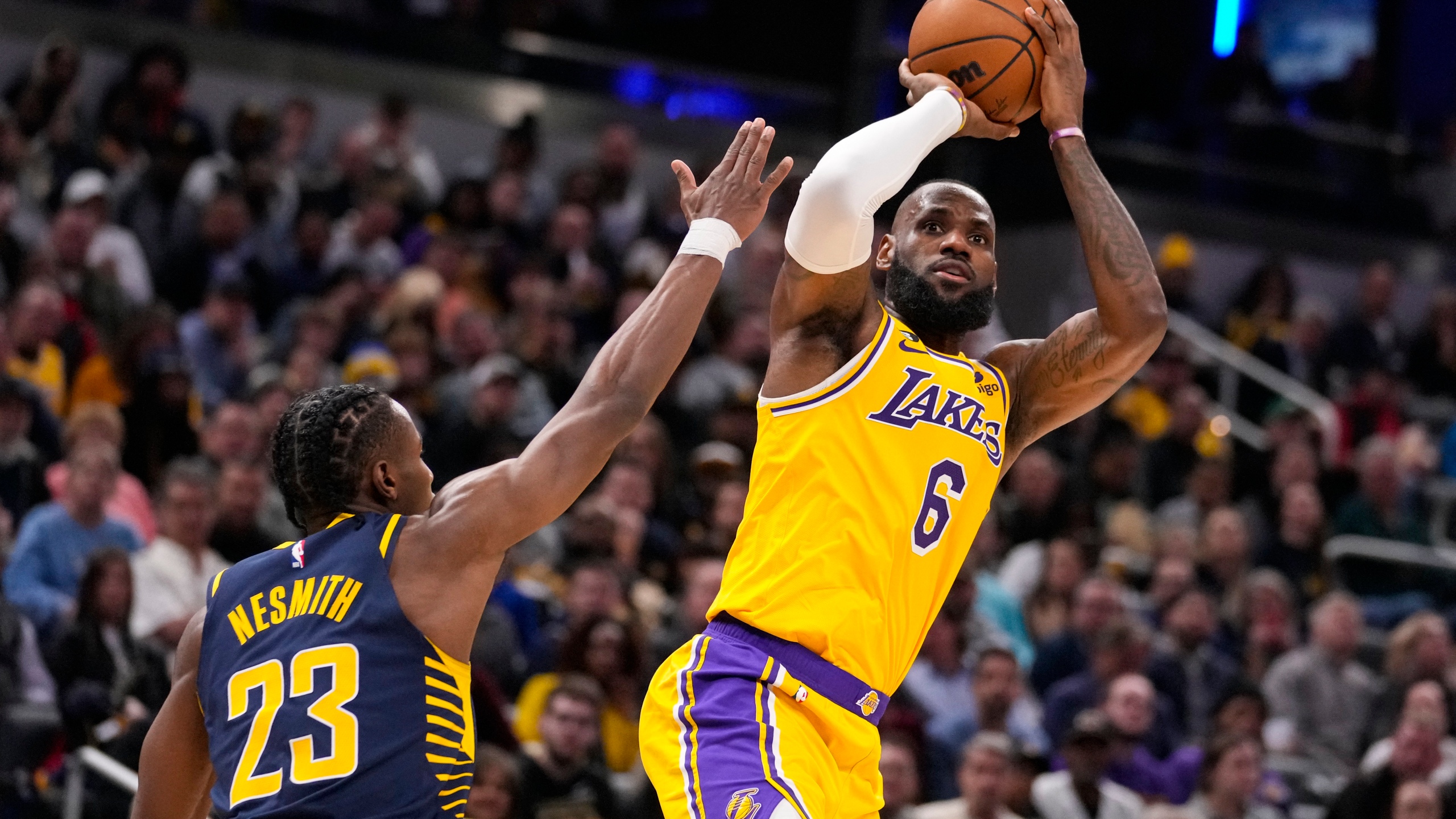 LeBron James returns to Los Angeles Lakers ahead of playoff push