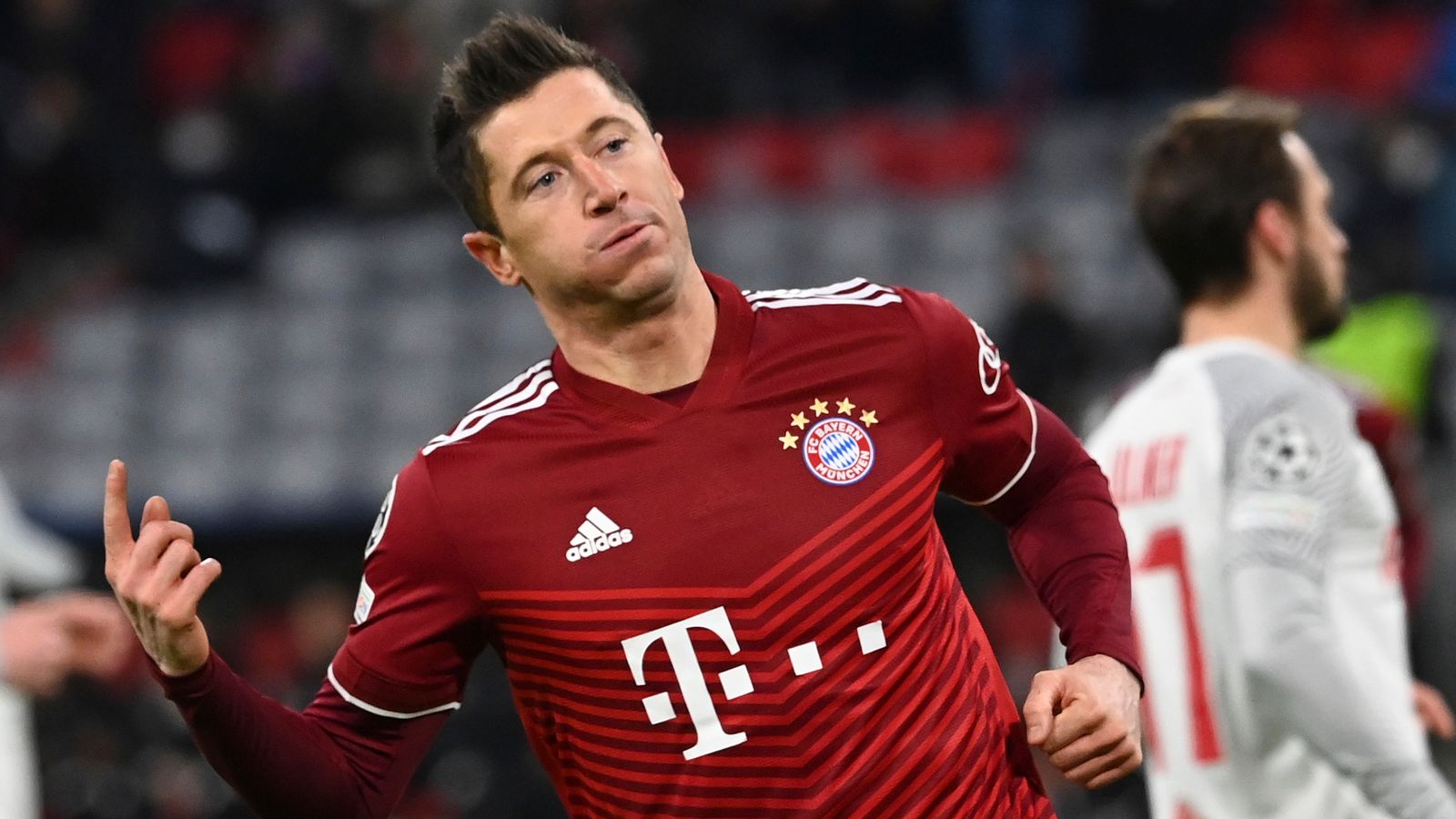 Robert Lewandowski Tells Bayern Munich He Won't Extend Contract Beyond 2022 23. Striker Wants Barcelona Move This Summer. Transfer Centre News