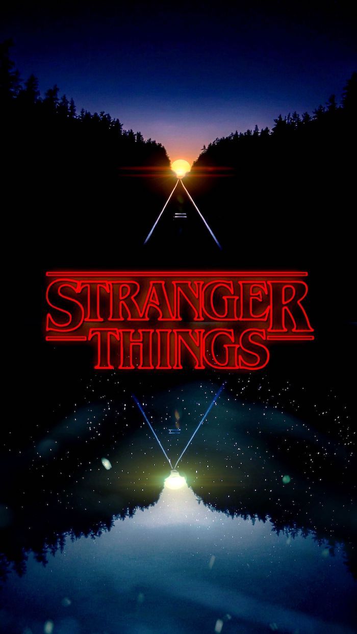 Sun Rising Over A Forest Landscape Aesthetic Stranger Things Wallpaper Title Logo Of The Show Written In R. Achtergrond Iphone, IPhone Achtergrond, Vreemde Dingen