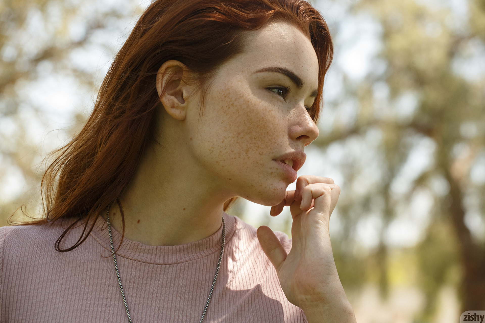 Wallpaper, Sabrina Lynn, model, redhead, zishy, looking away, pink tops, necklace, women outdoors 1920x1280
