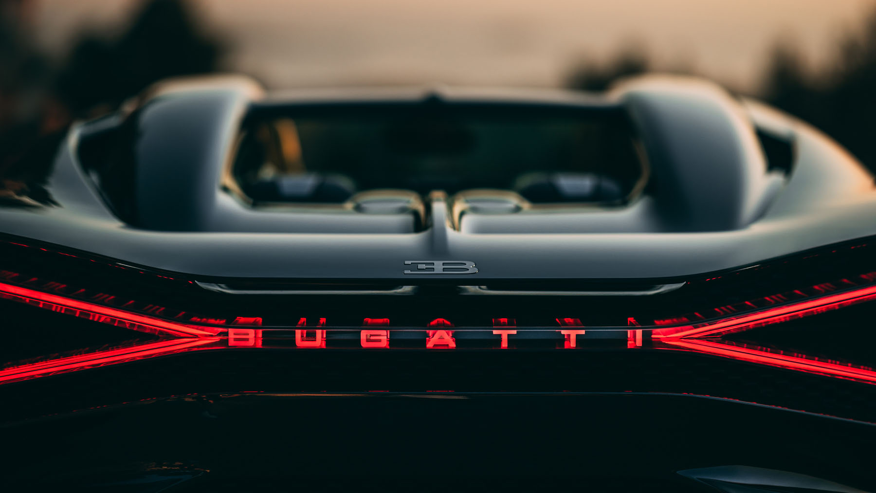 Here are new pics of the €5m Bugatti Mistral meeting the mistral wind