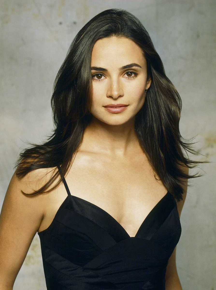 Mia Maestro wallpaper