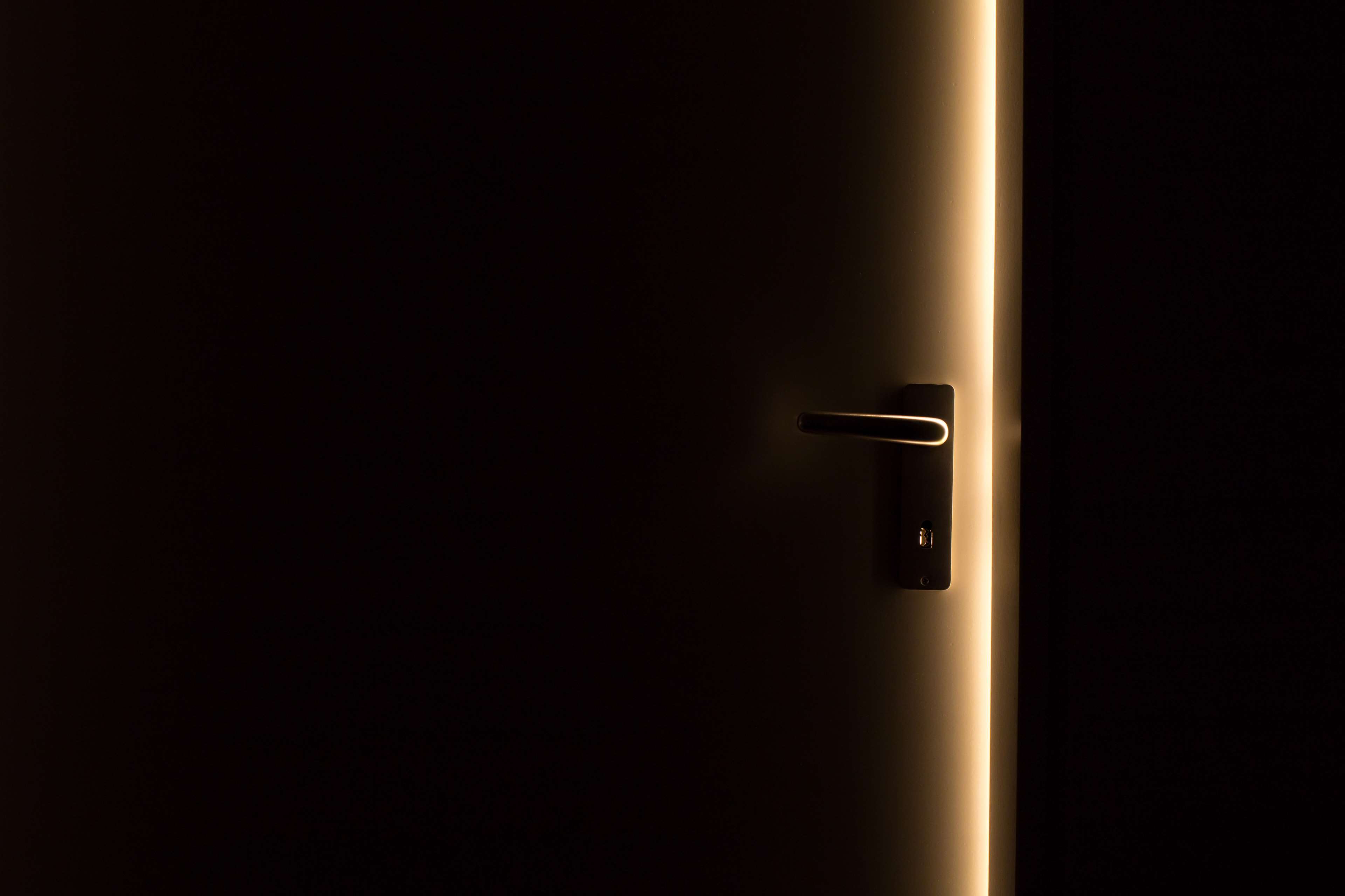 dark, door, door handle, light 4k Gallery HD Wallpaper