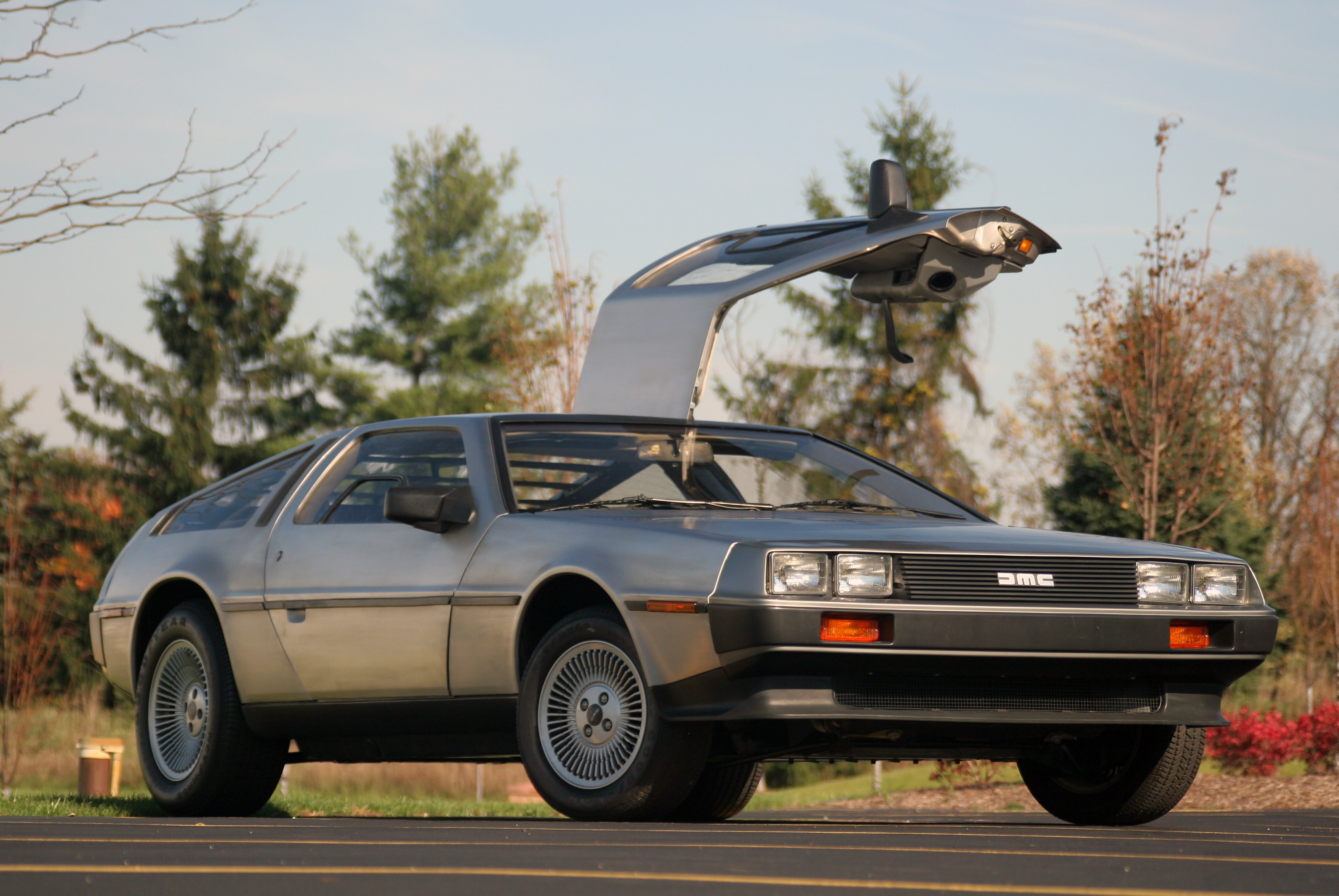DELOREAN DMC 12