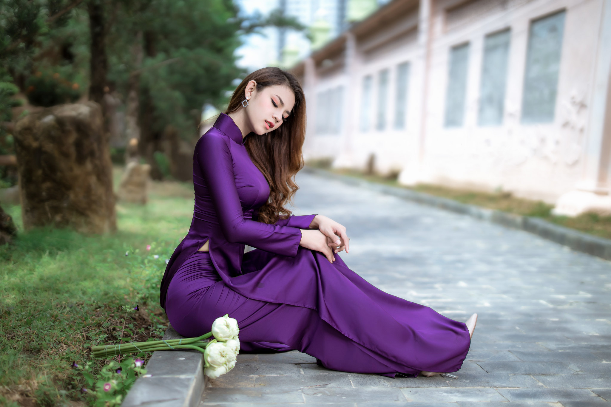 Women Ao Dai Purple Dress Vietnamese Depth Of Field Trees Bouquets Asian Women Outdoors Dress Makeup Wallpaper:2048x1365