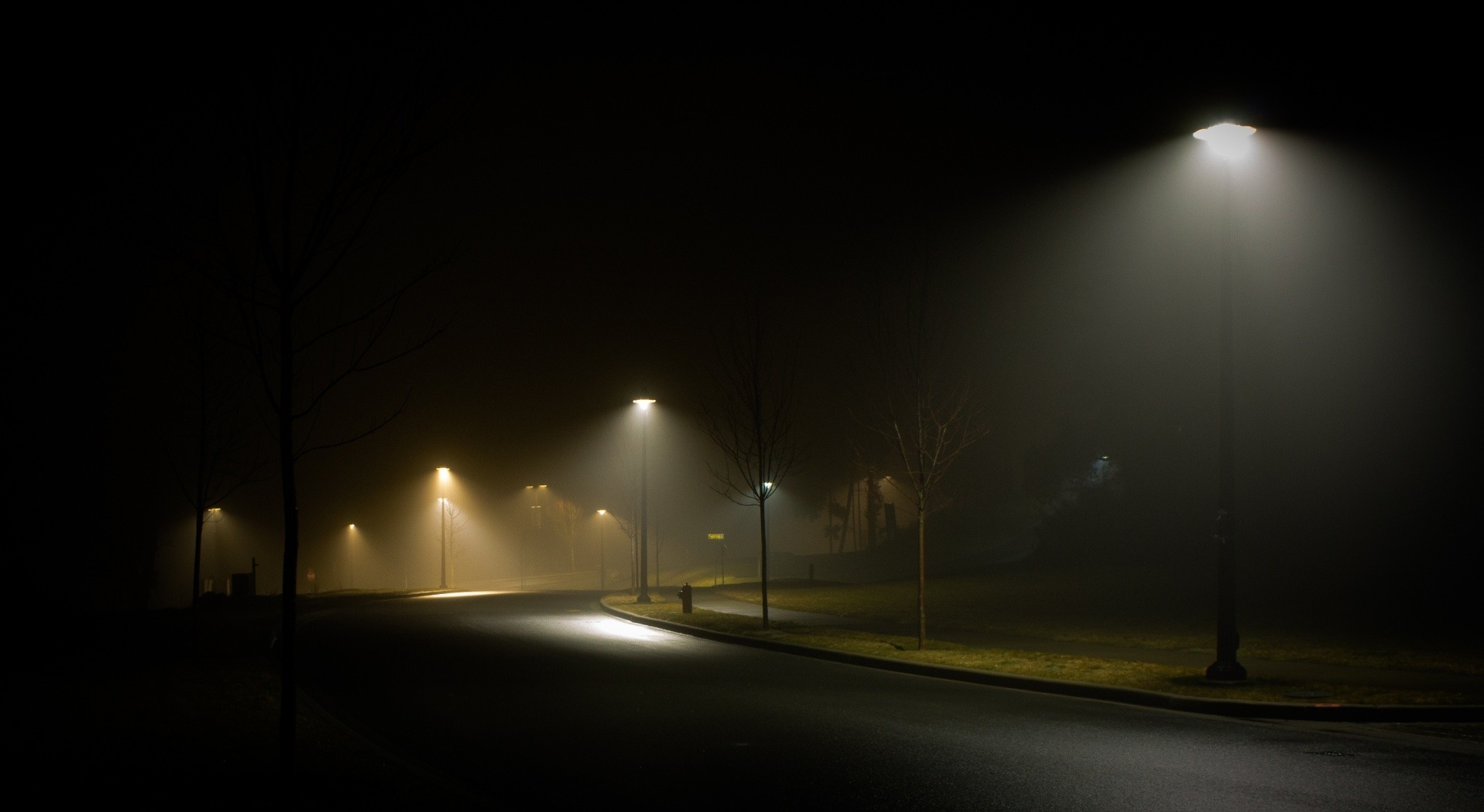 Wallpaper, sunlight, landscape, street light, city, night, nature, urban, grass, lantern, morning, mist, atmosphere, Canada, spring, empty, infrastructure, fog, weather, lighting, darkness, atmospheric phenomenon, light fixture, 2048x1121 px 2048x1121