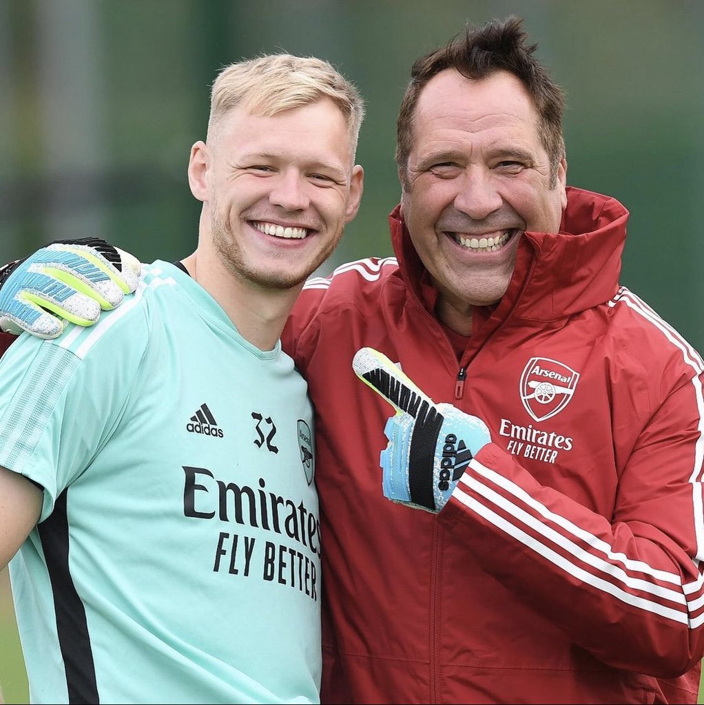 Charles Watts those asking about the David Seaman pics at Colney. He's been invited in by Per Mertesacker and has been doing some informal work at the training ground