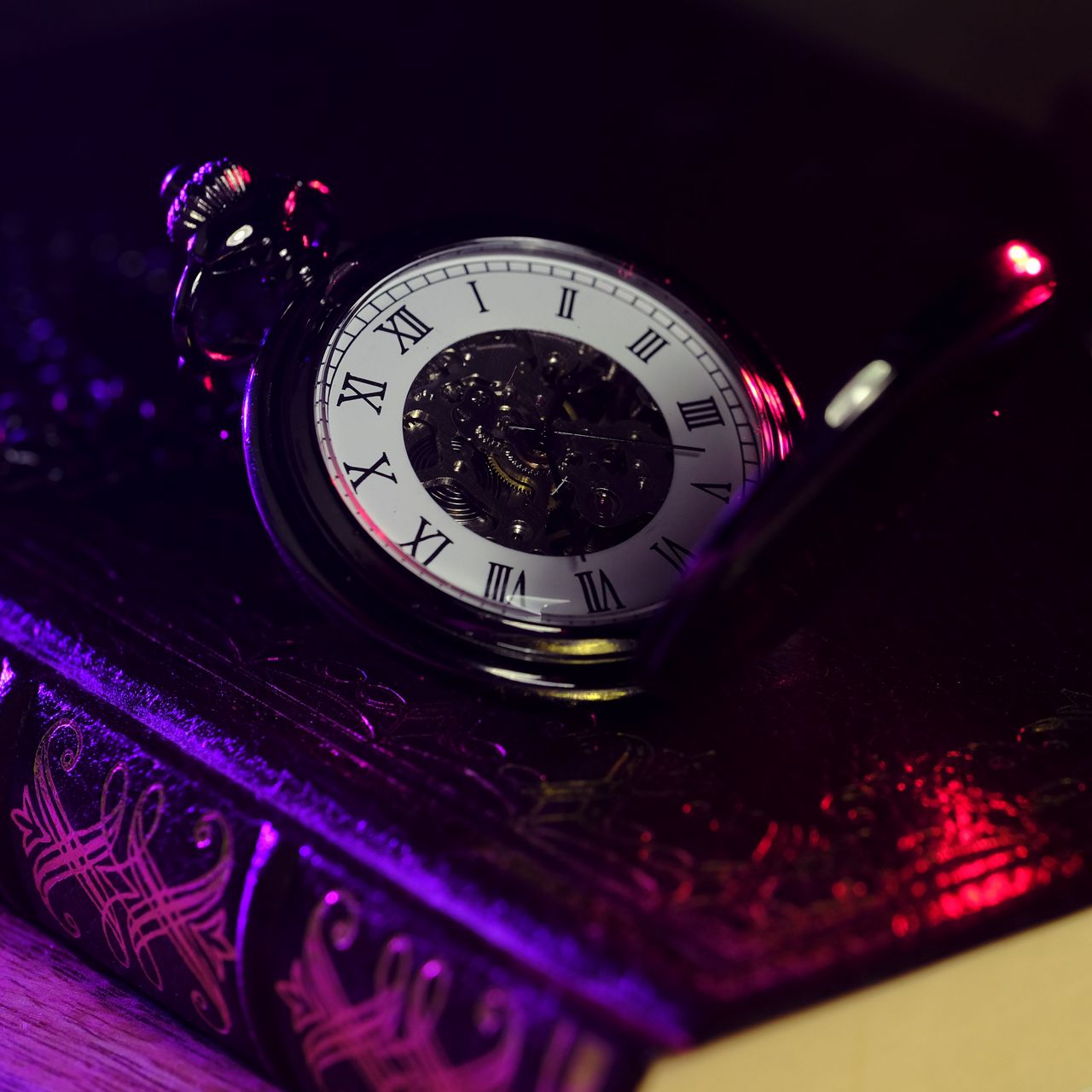 Download wallpaper 1280x1280 pocket watch, dial, light ipad, ipad 2, ipad mini for parallax HD background