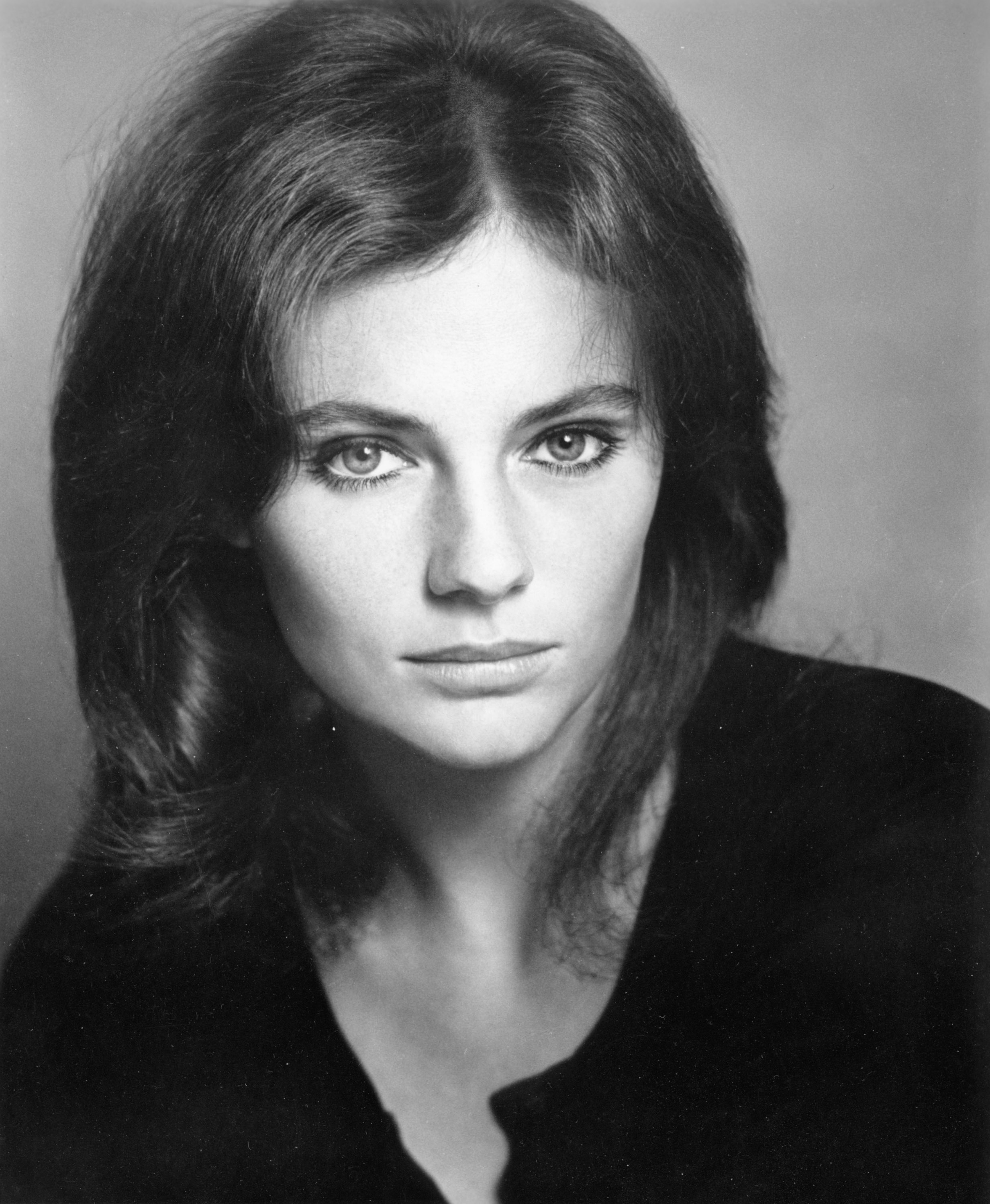 Wallpaper, women, actress, Jacqueline Bisset, portrait, monochrome, looking at viewer, simple background, vintage, film grain 2465x2998