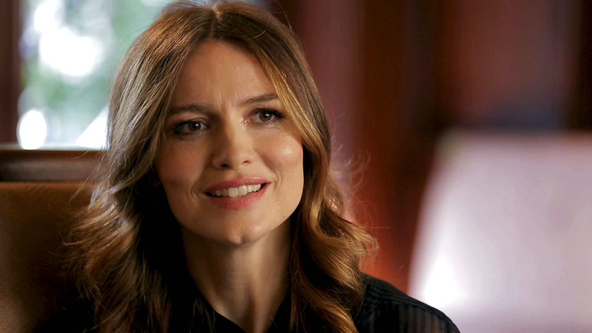 Saffron Burrows Wallpaper