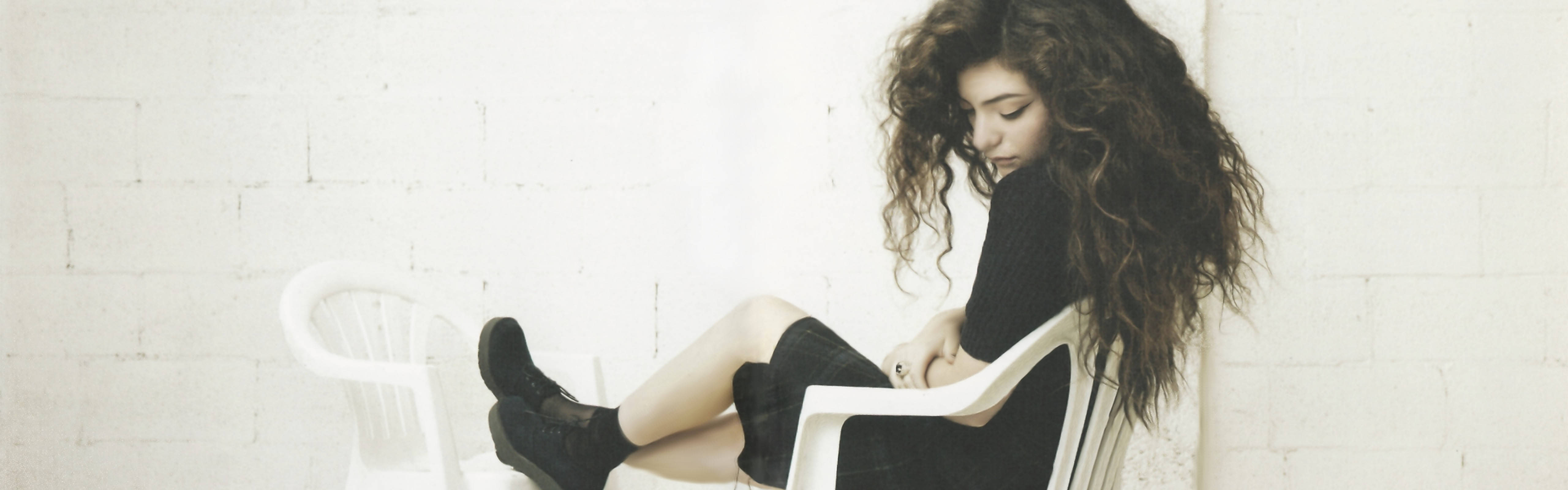 Download Lorde In Chair Dual Monitor Wallpaper