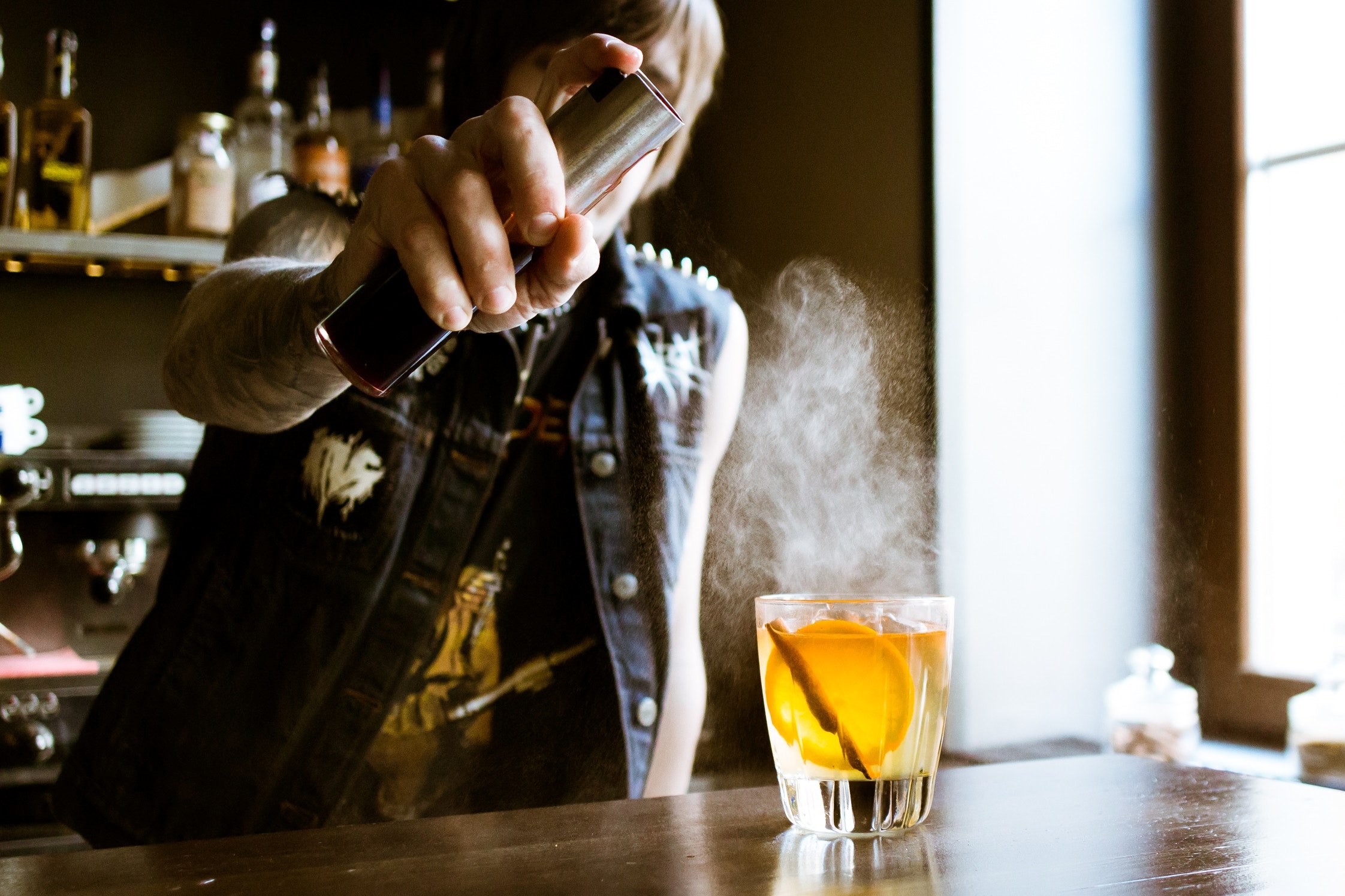 Wallpaper / a bartender spraying an a whiskey drink with cocktail in a bar in vozdvyzhensky, bartender spraying on whiskey 4k wallpaper free download