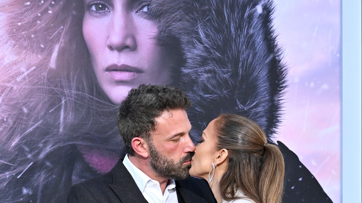 Jennifer Lopez and Ben Affleck Share Kiss at 'The Mother' Premiere