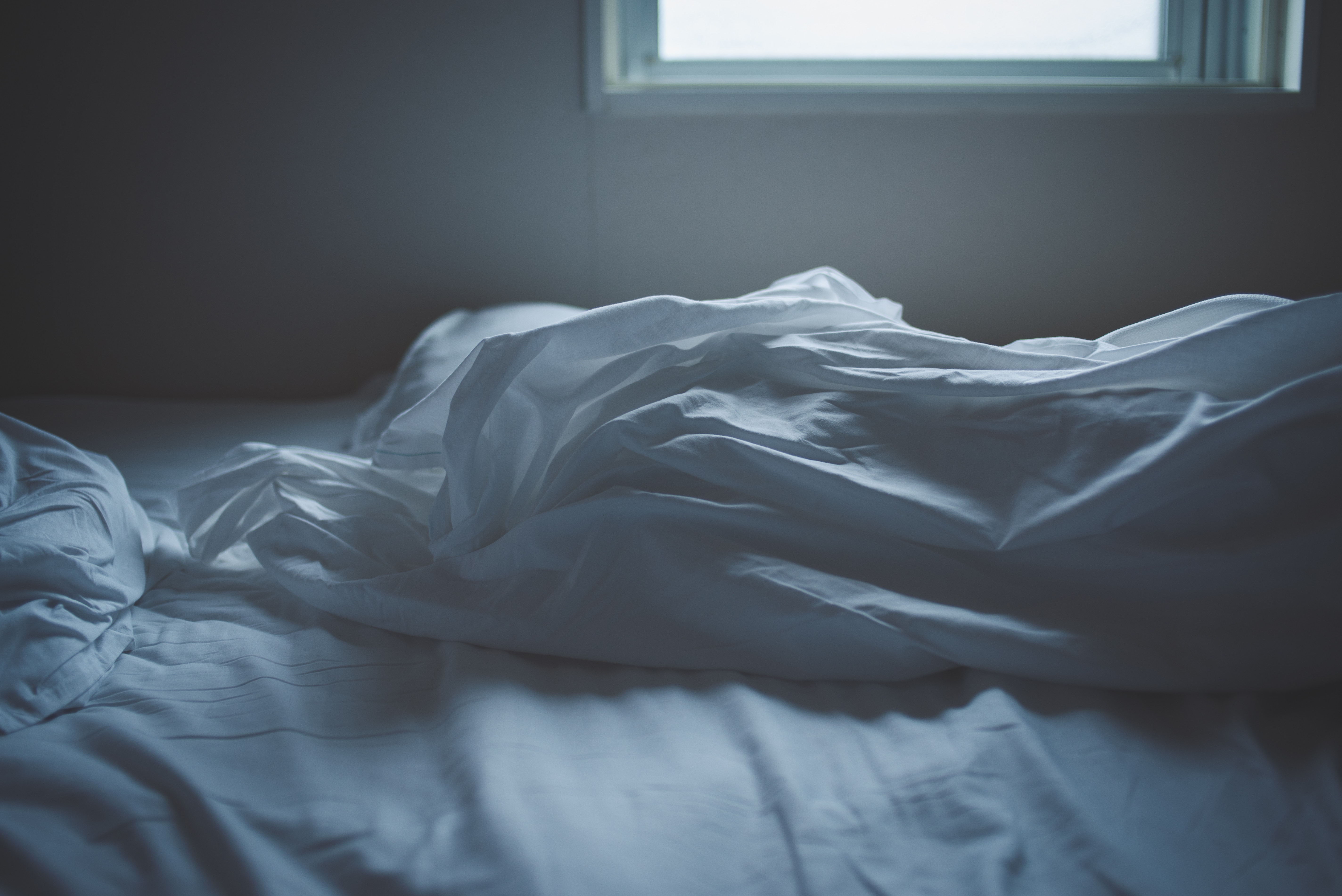 5695x3802 window light, sheet, bedding, dawn, white, pillow, mattress, bedclothe, bed, Public domain image, morning, light, sunlight, travel, bedsheet, empty, indoor, window, dark, hotel Gallery HD Wallpaper