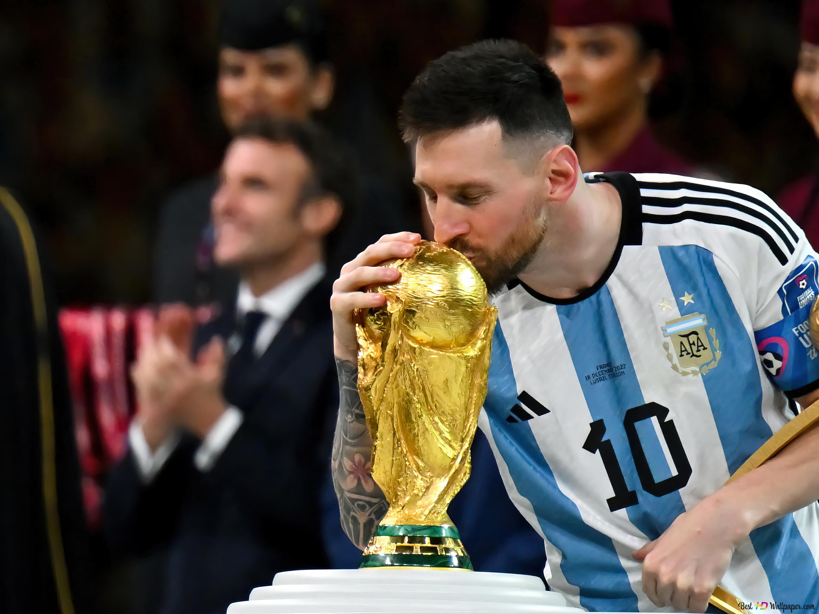 Fifa 2022 Lionel Messi besando Trofeo de la copa del mundo 4K descarga de fondo de pantalla