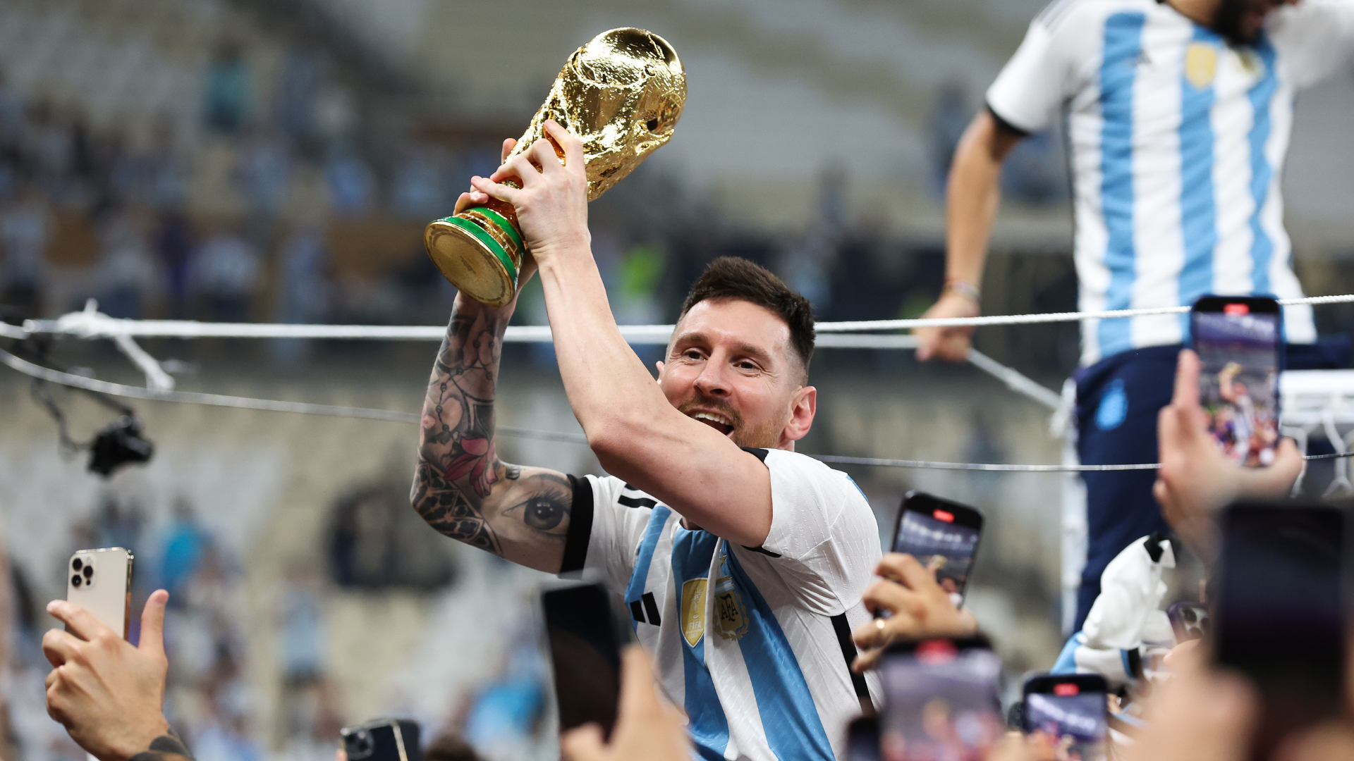 Qué llevaba puesto Leo Messi cuando levantaba el trofeo de campeón del Mundial con Argentina en Qatar 2022?. DAZN News España