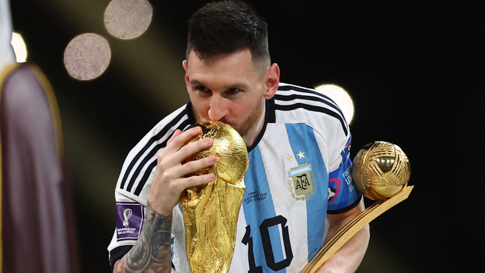 Así besó Messi su anhelada Copa del Mundo, antes de levantarla como soñó durante toda su carrera