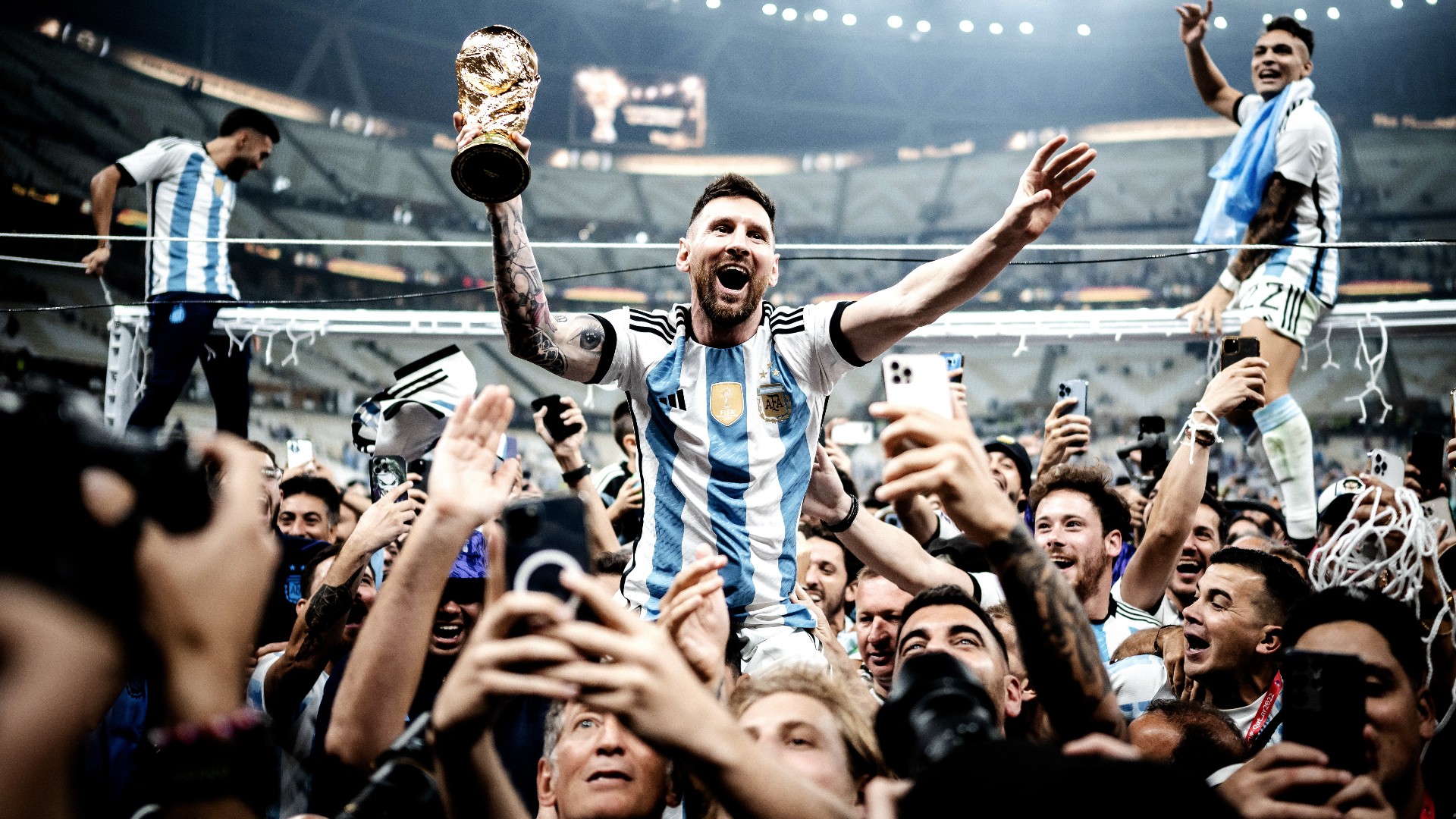 Qué llevaba puesto Leo Messi cuando levantaba el trofeo de campeón del Mundial con Argentina en Qatar 2022?. DAZN News España